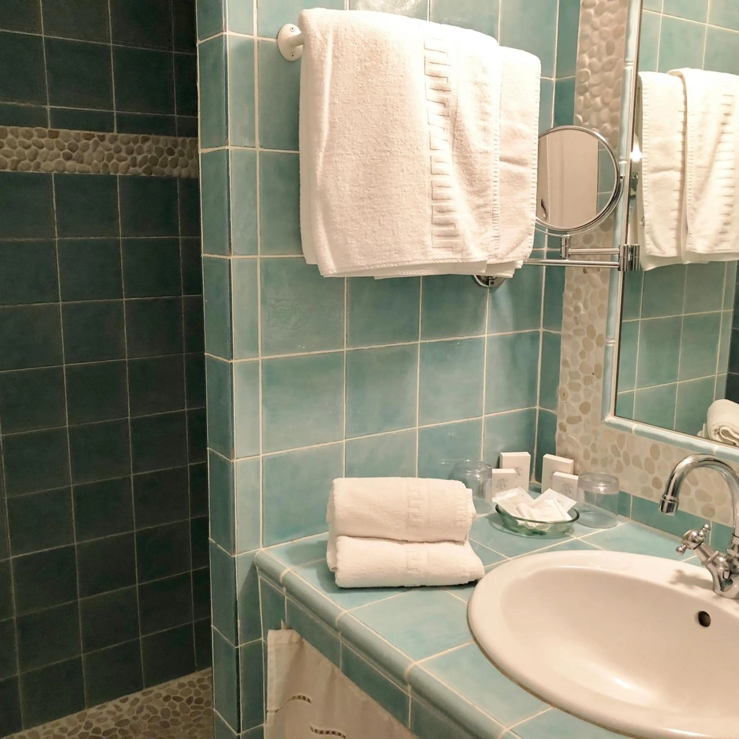 Bathroom in Hôtel l'Orangeraie