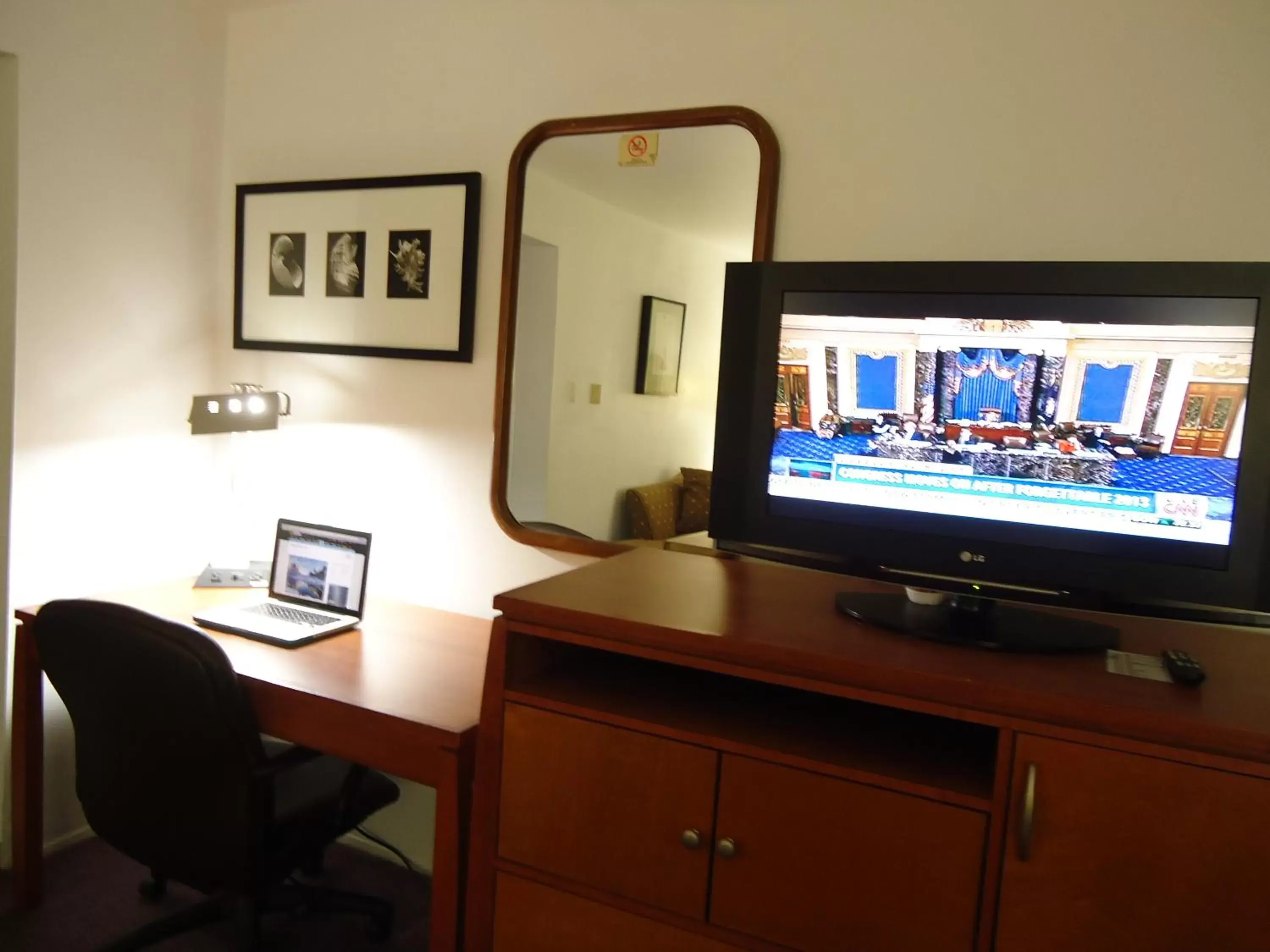 TV and multimedia, TV/Entertainment Center in Maple Inn and Suites Los Banos