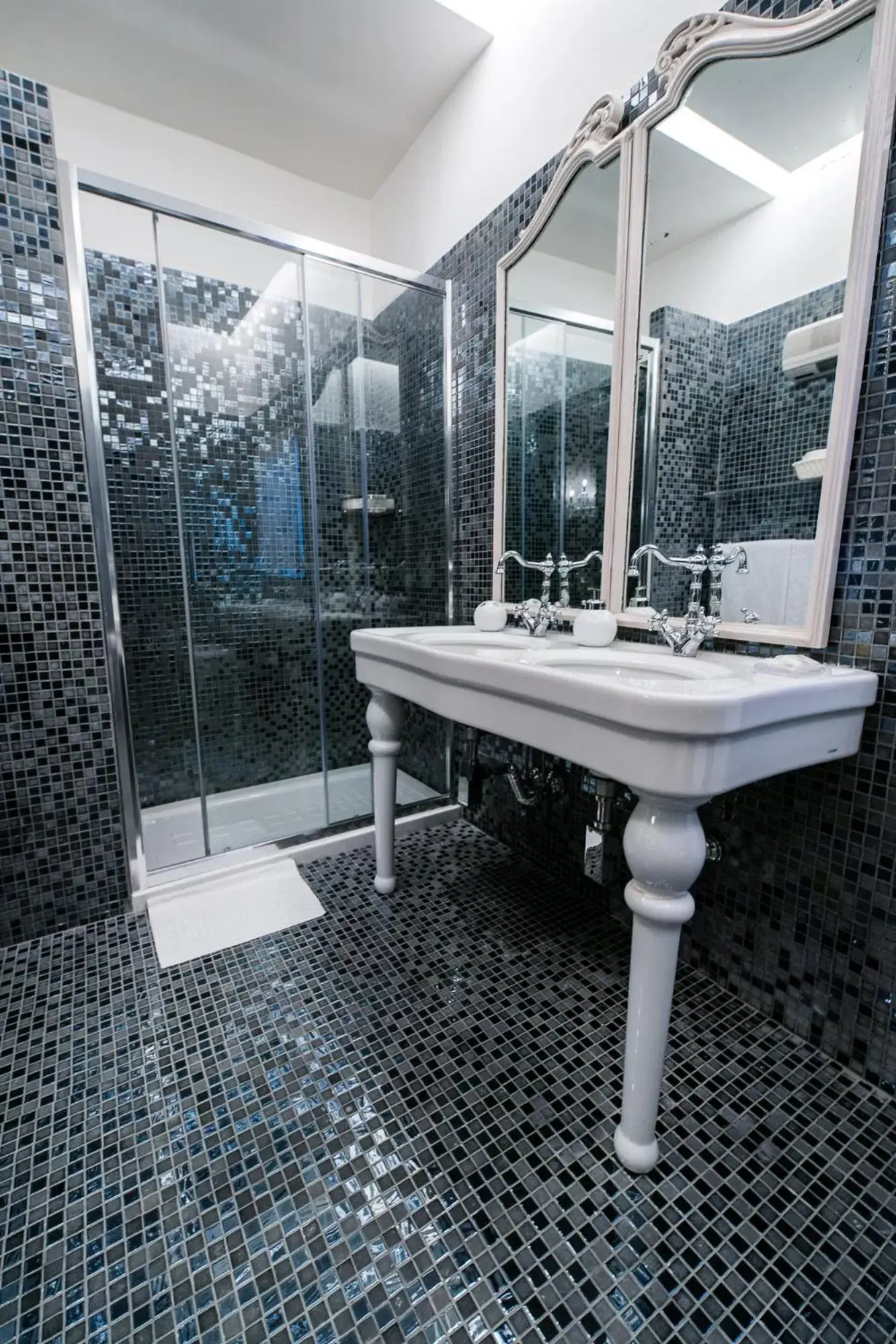 Shower, Bathroom in Hotel Antica Locanda