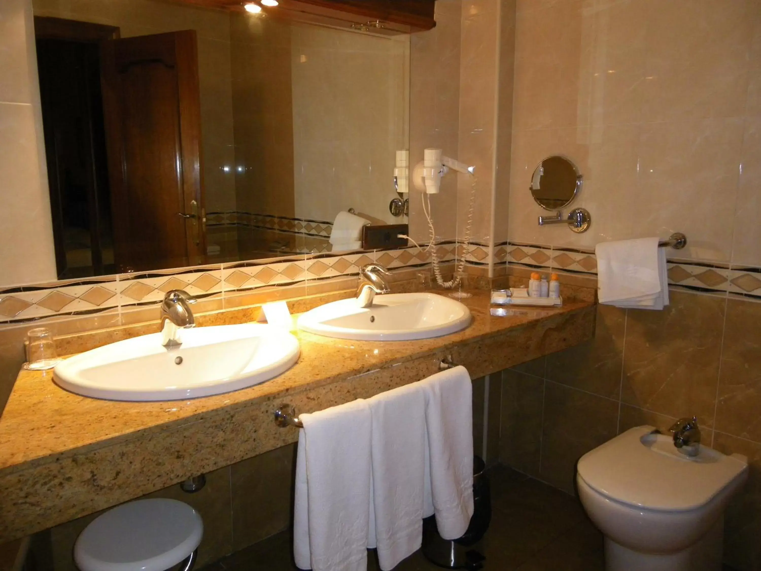 Triple Room in Hotel Ele Puente Romano de Salamanca