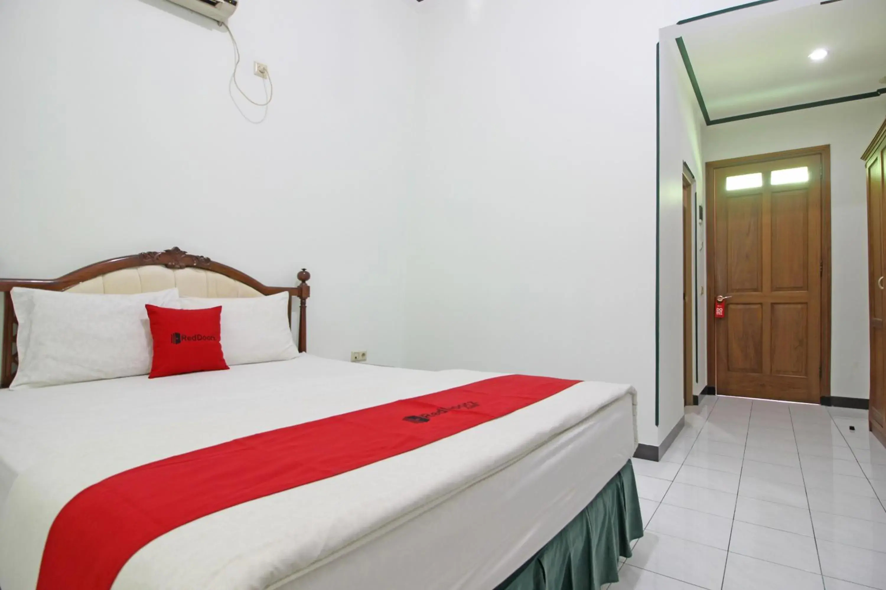 Bedroom, Bed in RedDoorz near XT Square Yogyakarta