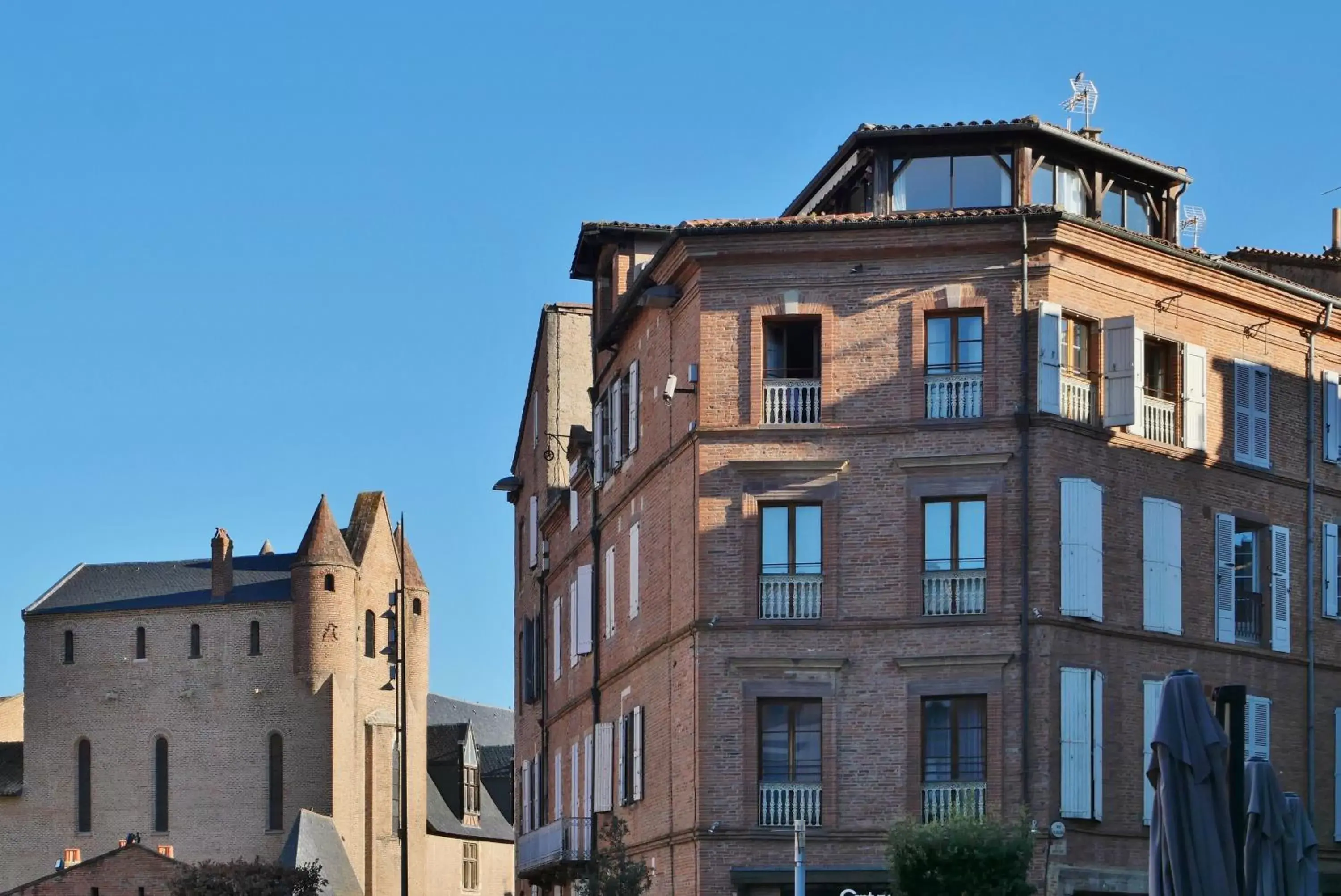 Facade/entrance, Property Building in Chambre d'Elvire