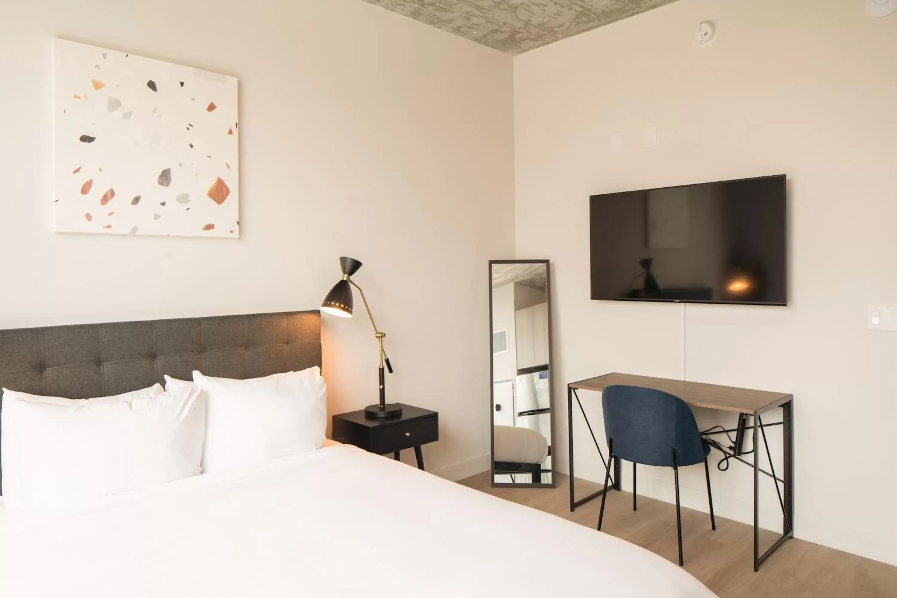 Queen Studio (Self Check-in with Virtual Front Desk) in Kasa River North Chicago Queen Studio (Self Check-in with Virtual Front Desk) in Kasa River North Chicago
