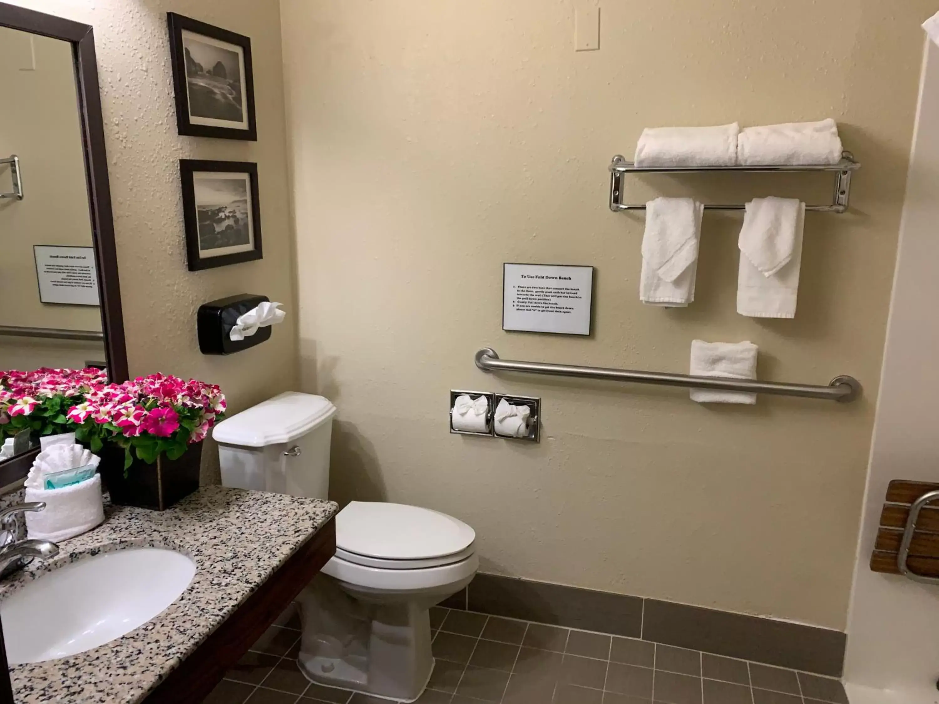 King Room - Accessible/Non-Smoking in Comfort Inn South-Medford