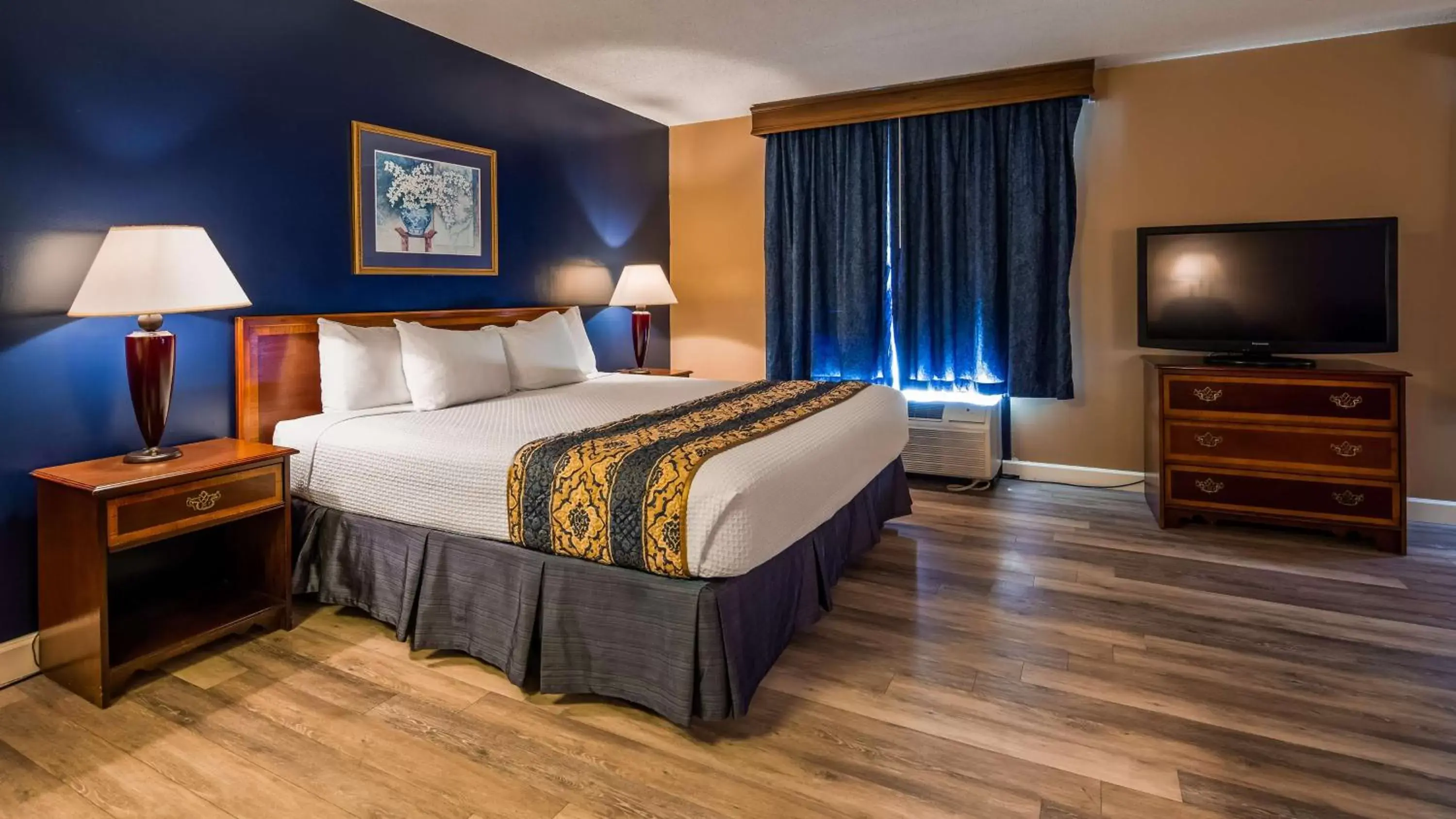 Photo of the whole room, Bed in Best Western Potomac Mills