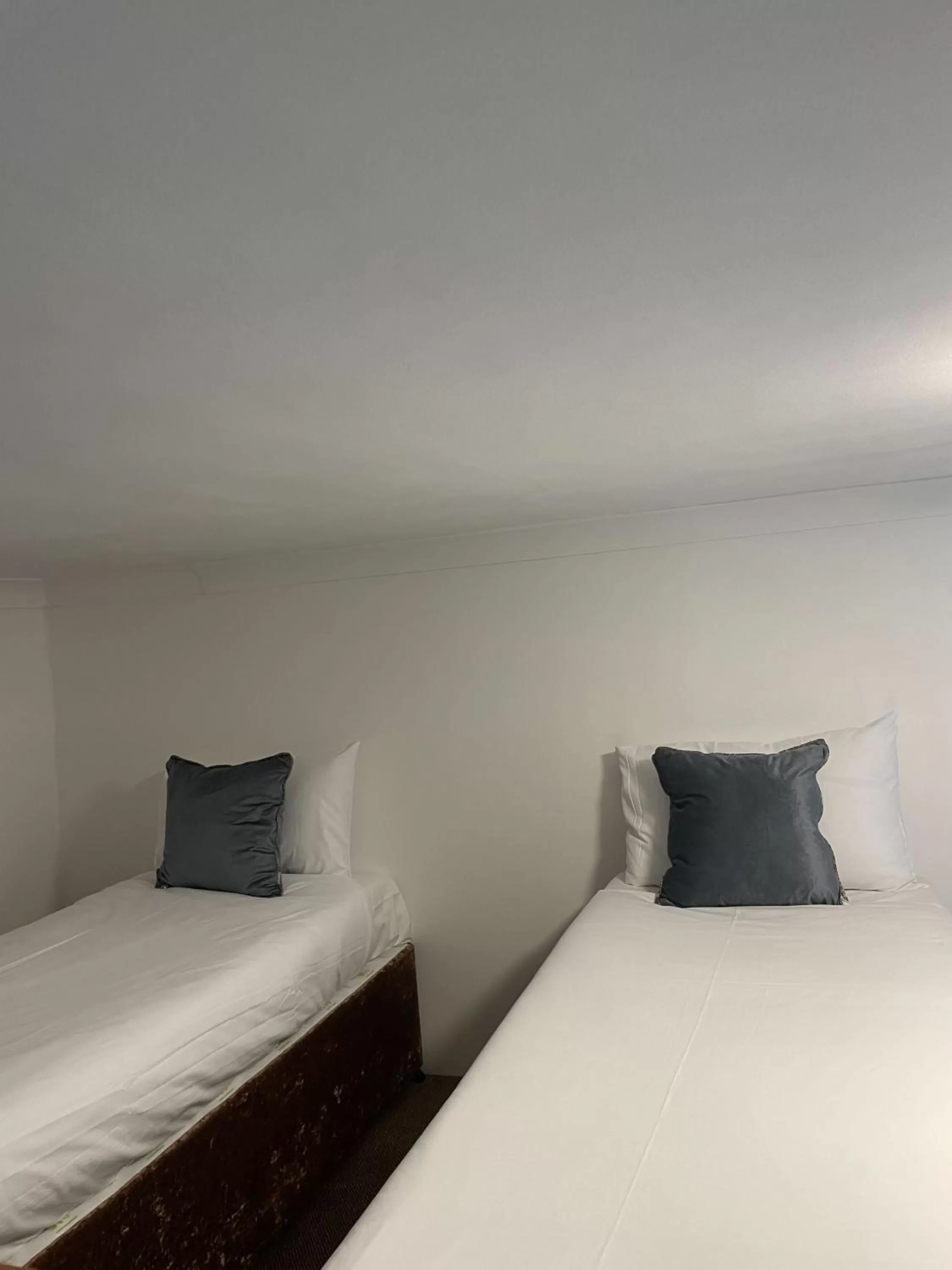 Bed in Pembridge Palace Hotel