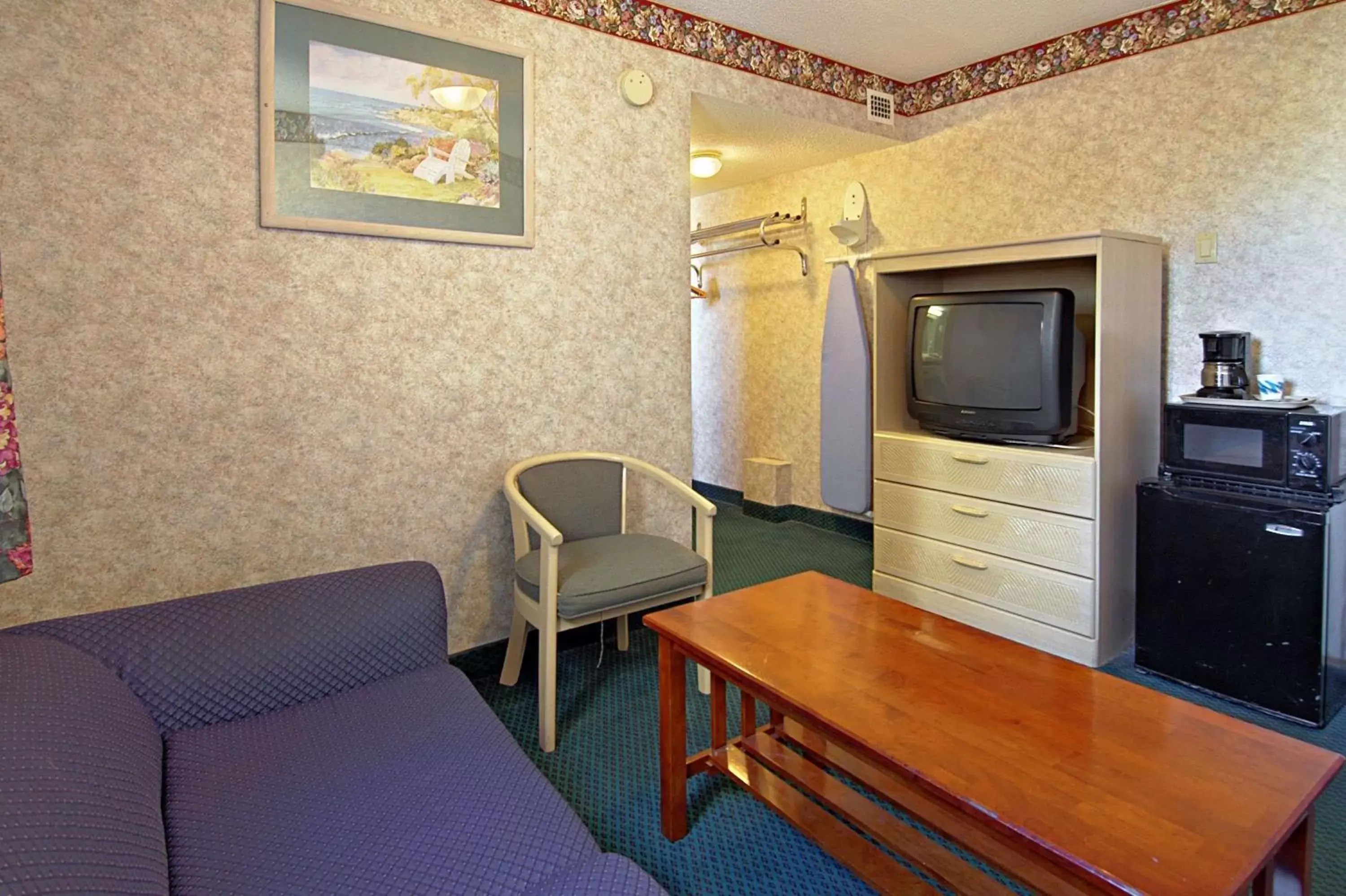 Photo of the whole room, Seating Area in Super 8 by Wyndham Atlantic City