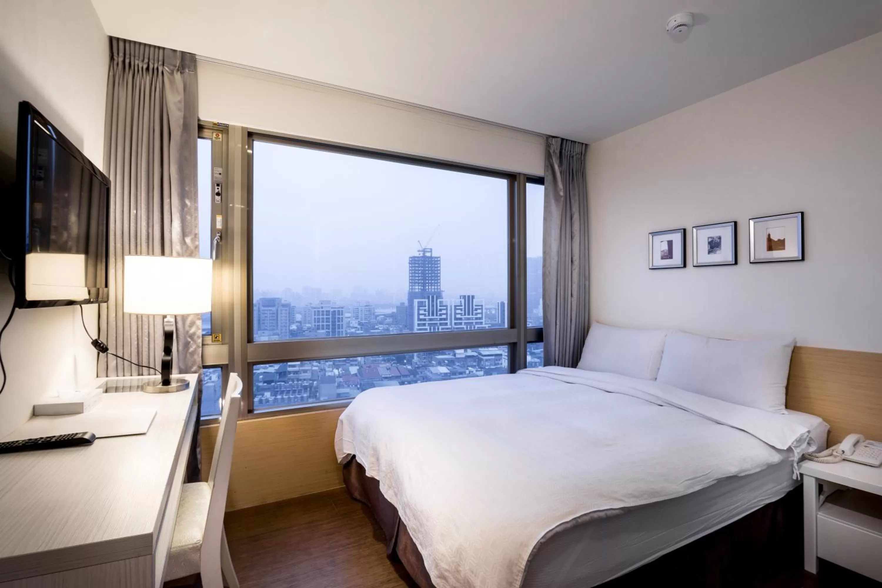 Photo of the whole room, Bed in Wemeet Hotel Taipei