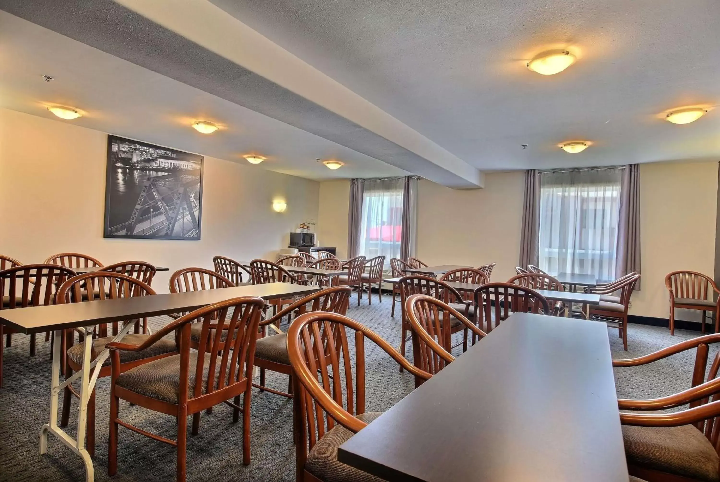 Meeting/conference room, Restaurant/Places to Eat in Super 8 by Wyndham Trois-Rivieres
