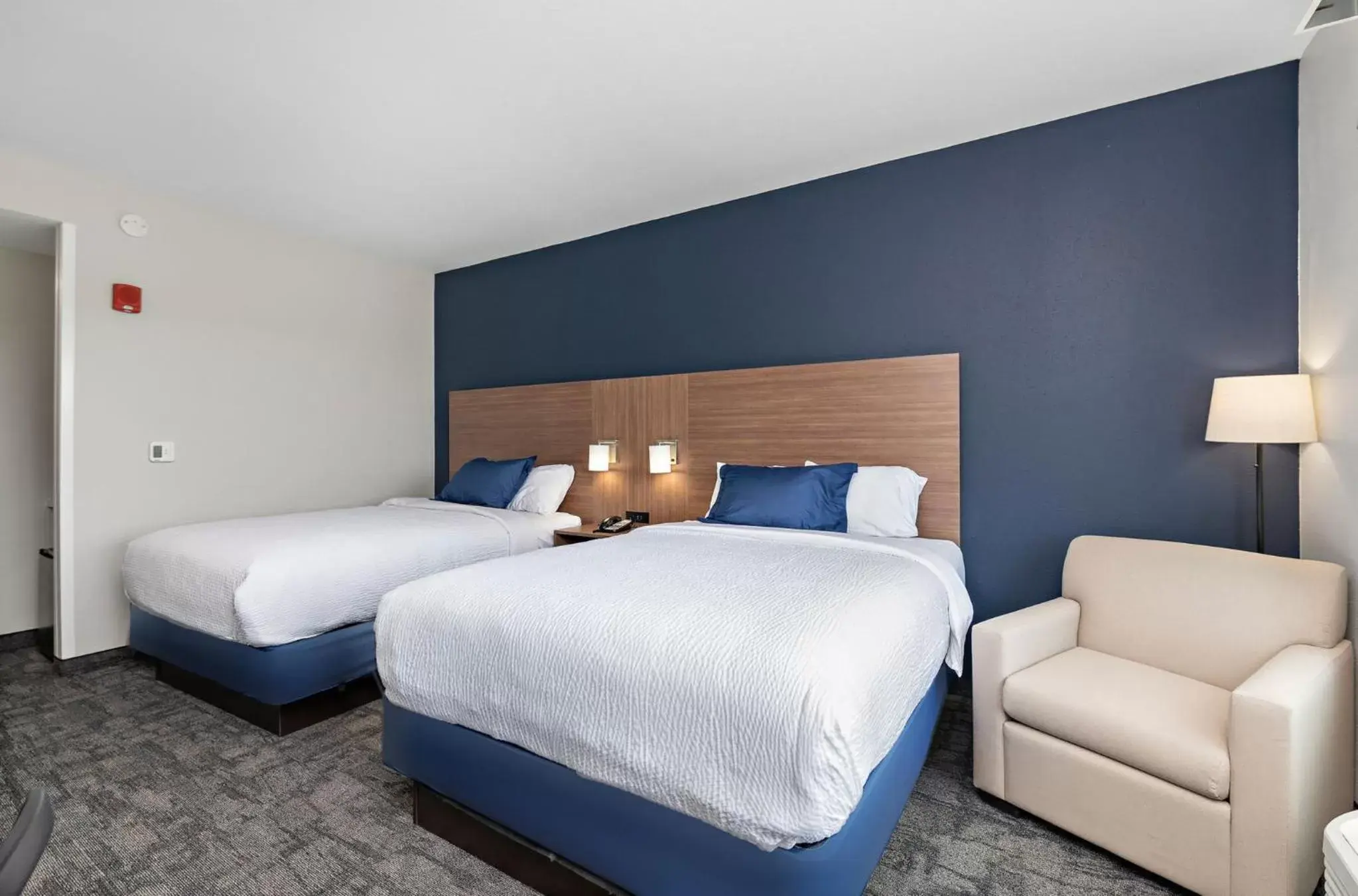 Photo of the whole room, Bed in Holiday Inn Express Kansas City North Parkville, an IHG Hotel