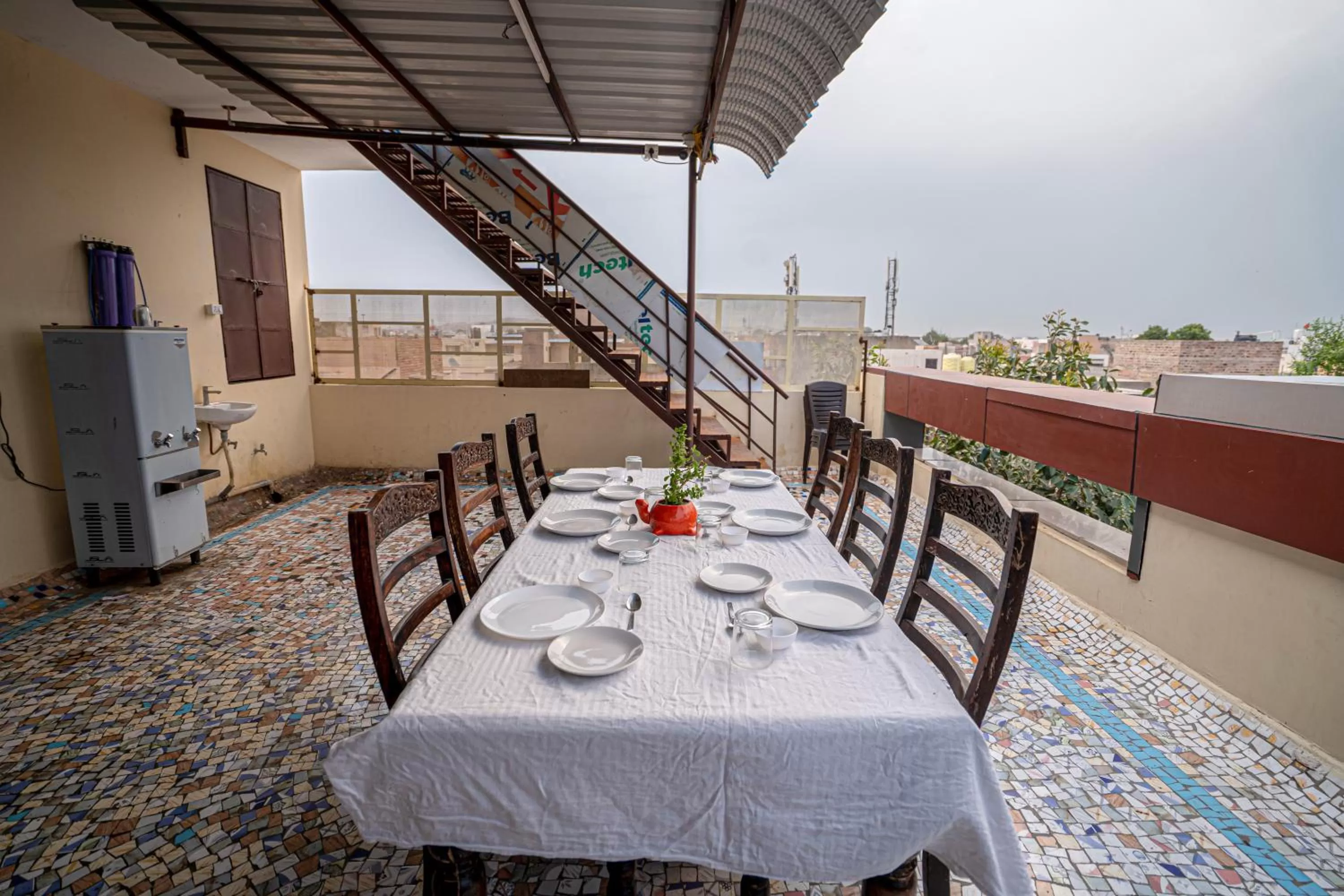 Restaurant/places to eat in Hotel Silver Cloud