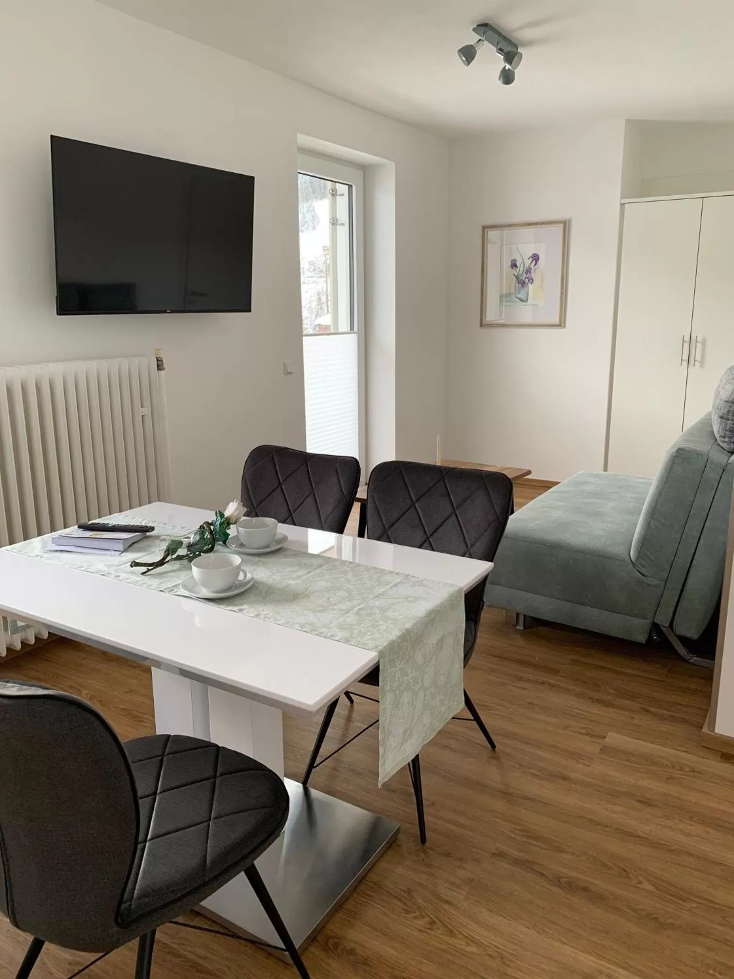 Communal lounge/ TV room, TV/Entertainment Center in Nefer, Haus