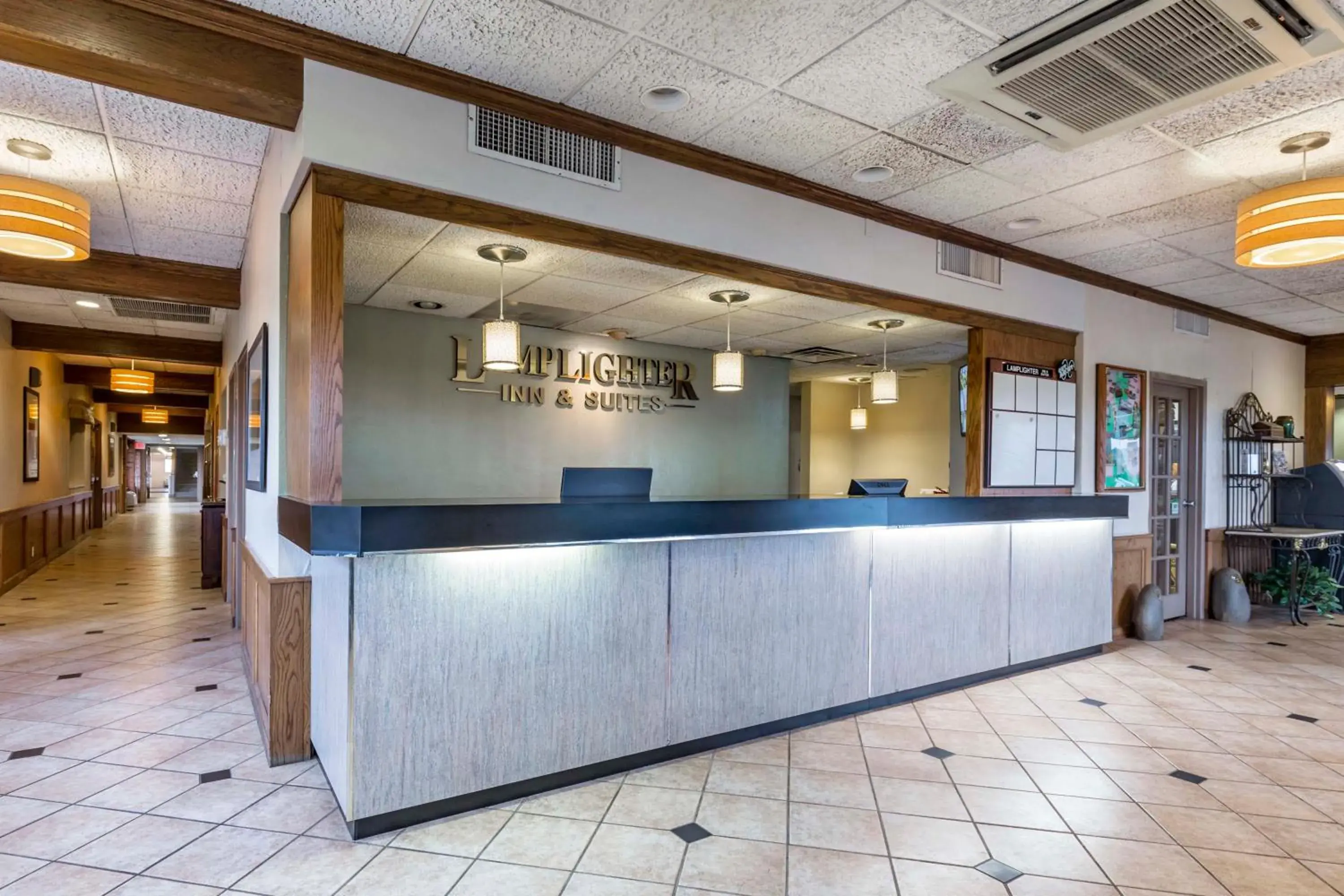 Lobby/Reception in Lamplighter Inn and Suites - North