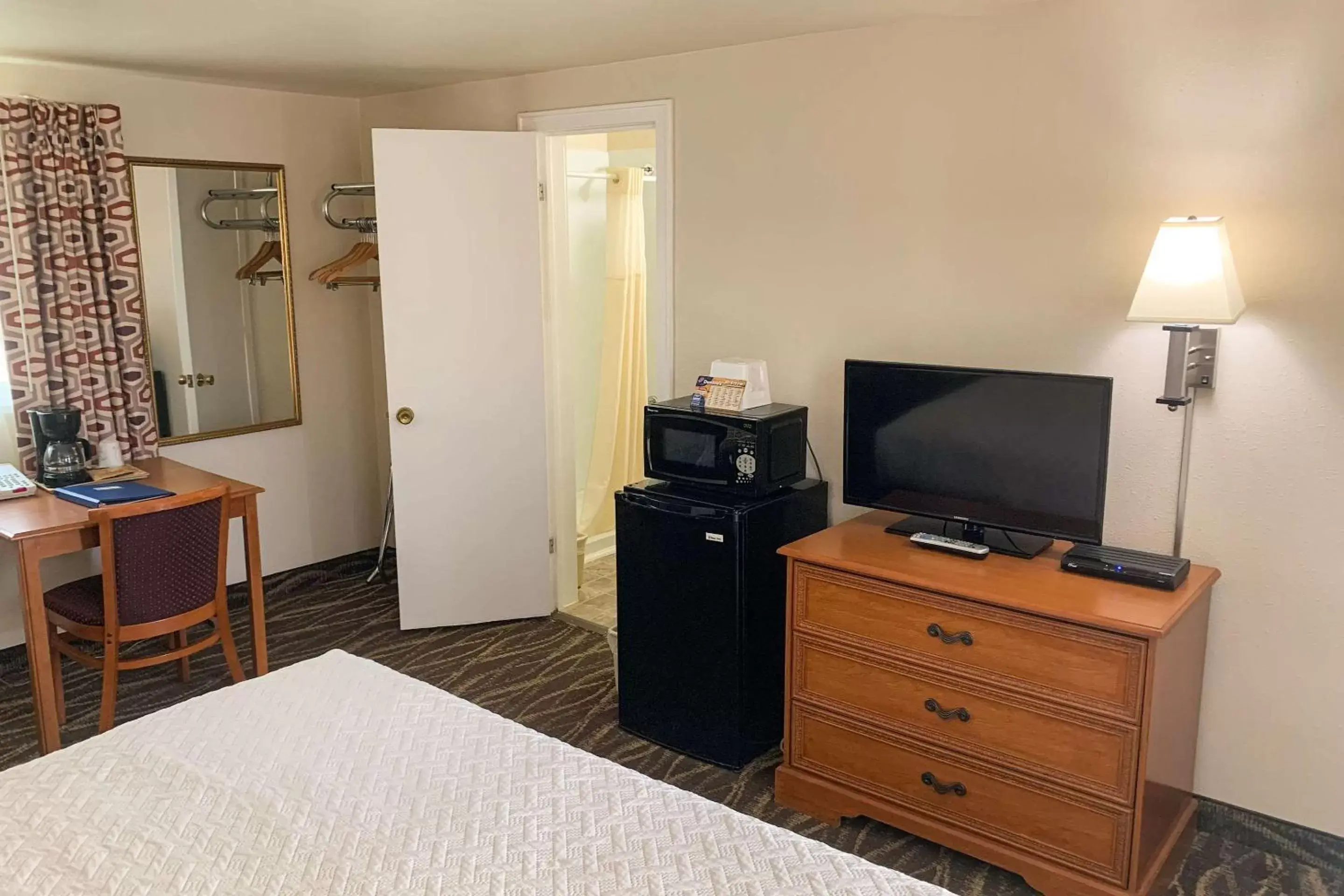 Photo of the whole room, TV/Entertainment Center in Rodeway Inn & Suites Sheridan