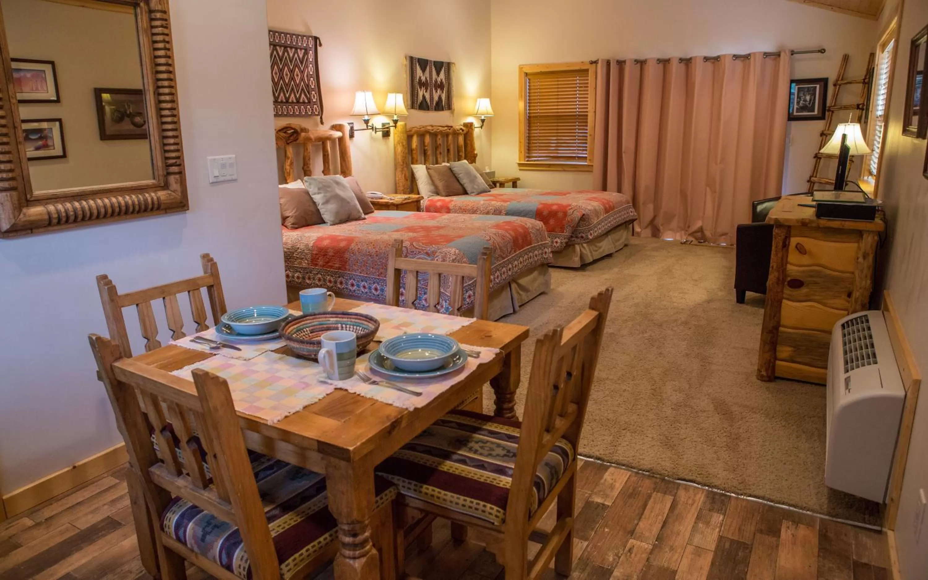 TV and multimedia, Dining Area in Castle Valley Inn