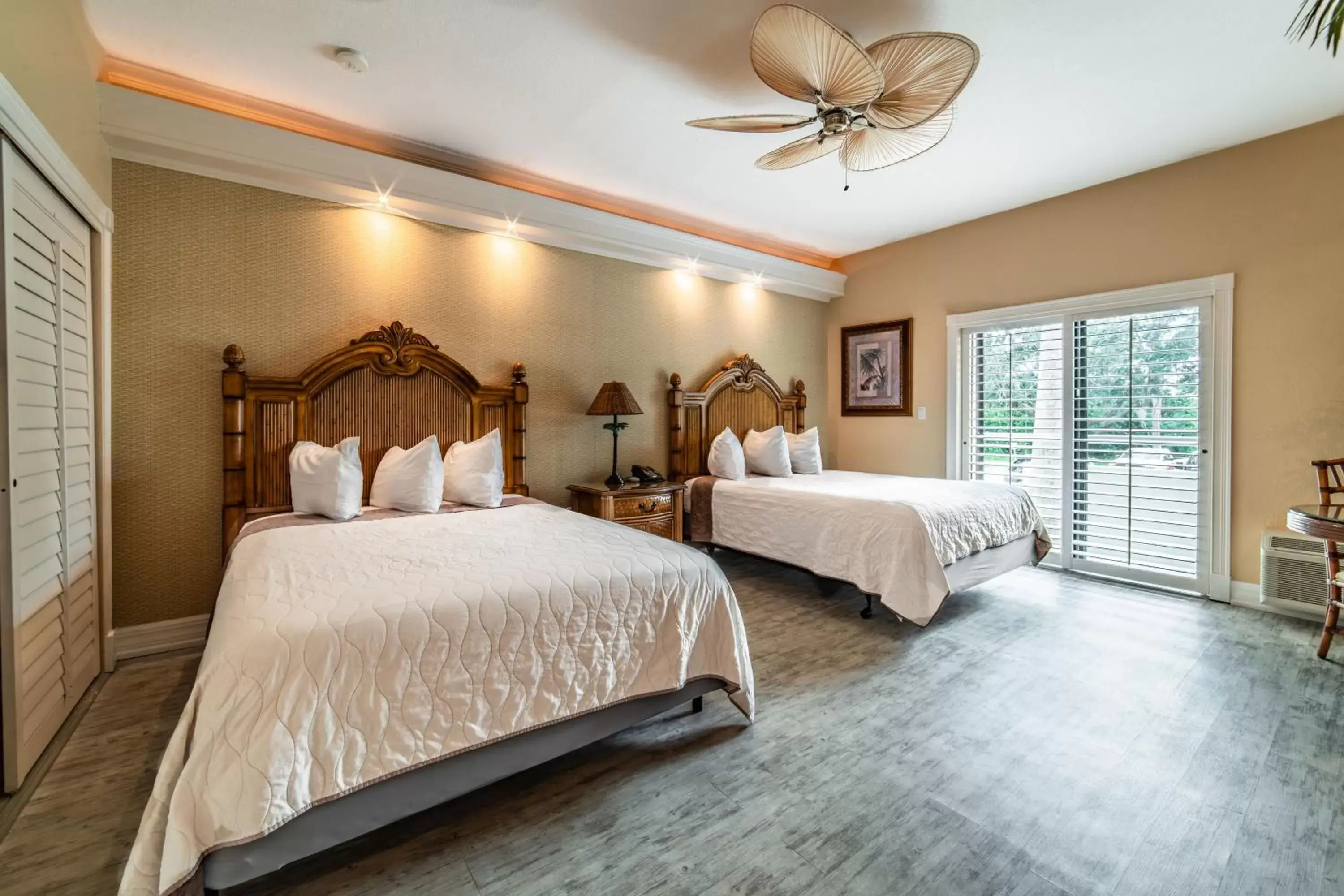 Photo of the whole room, Bed in Boca Grande Hotel