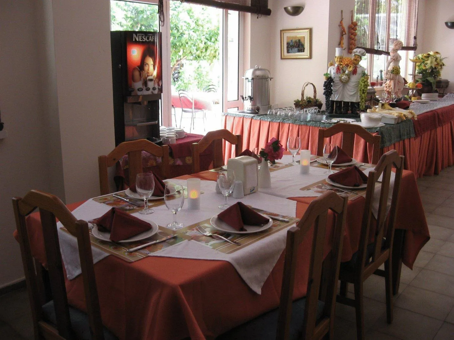 Restaurant/places to eat in Ataer Hotel