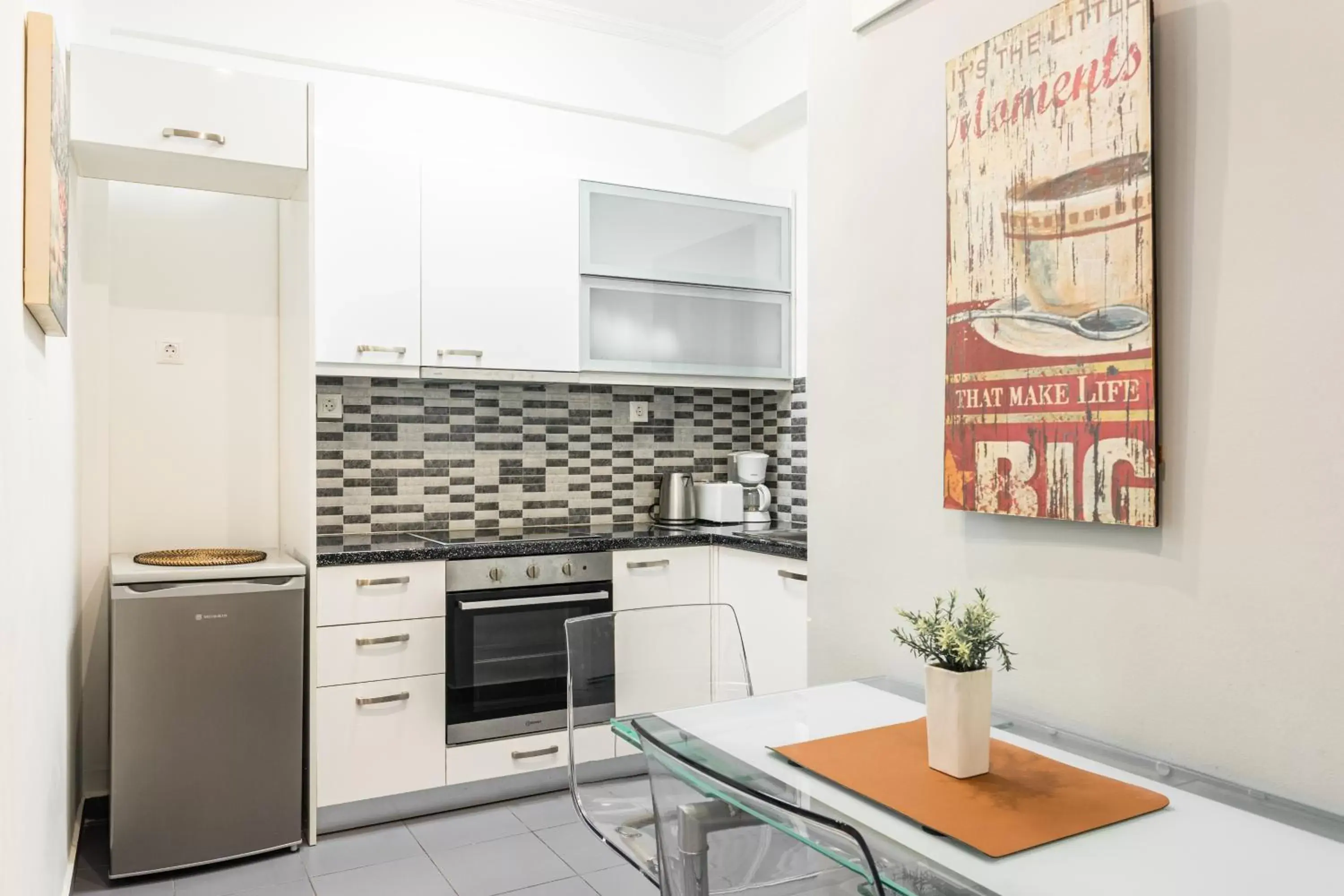 Dining area, Kitchen/Kitchenette in Nicholas Point Apartments and Rooms