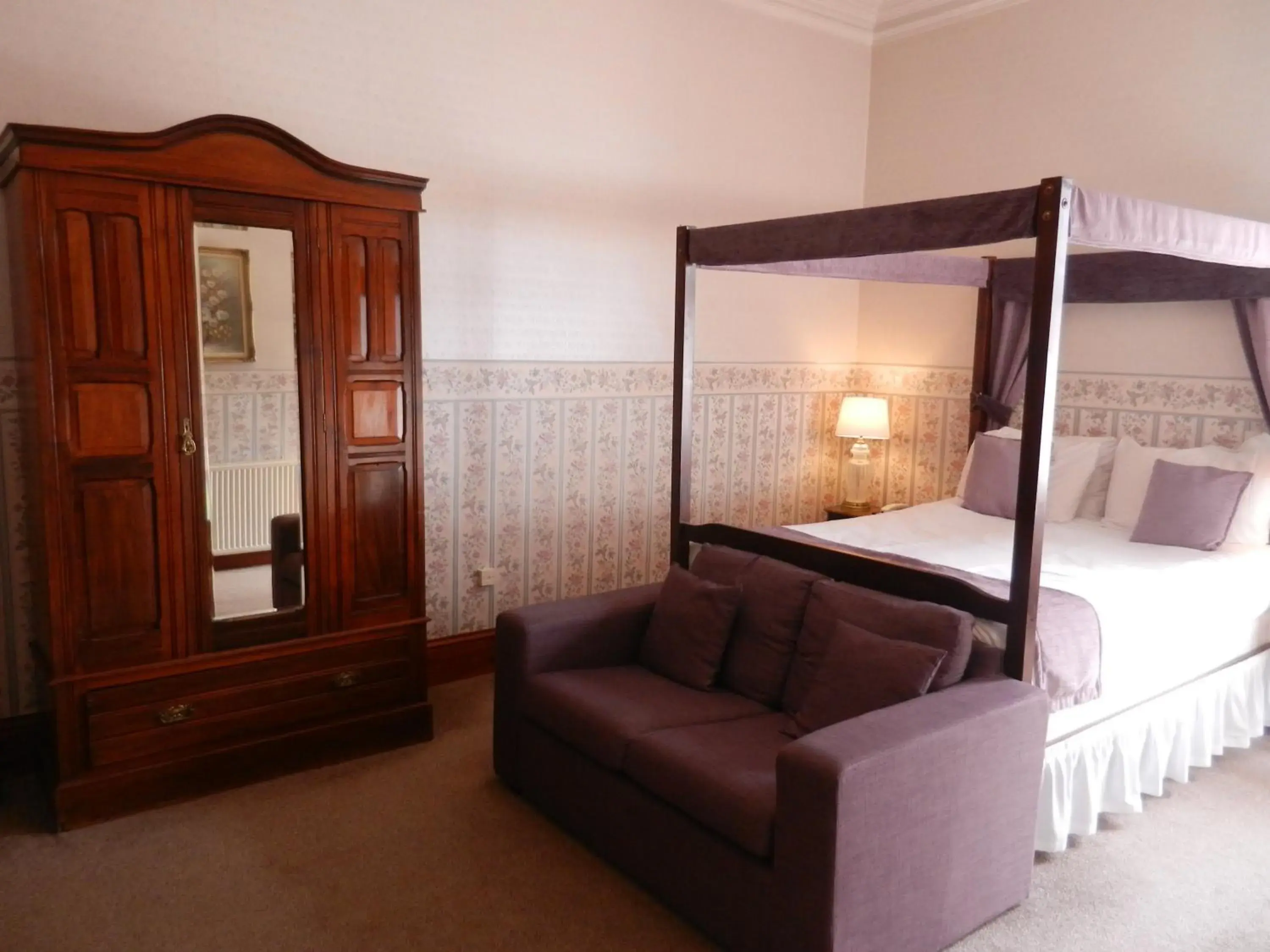 Bed, Seating Area in Mansfield Castle Hotel