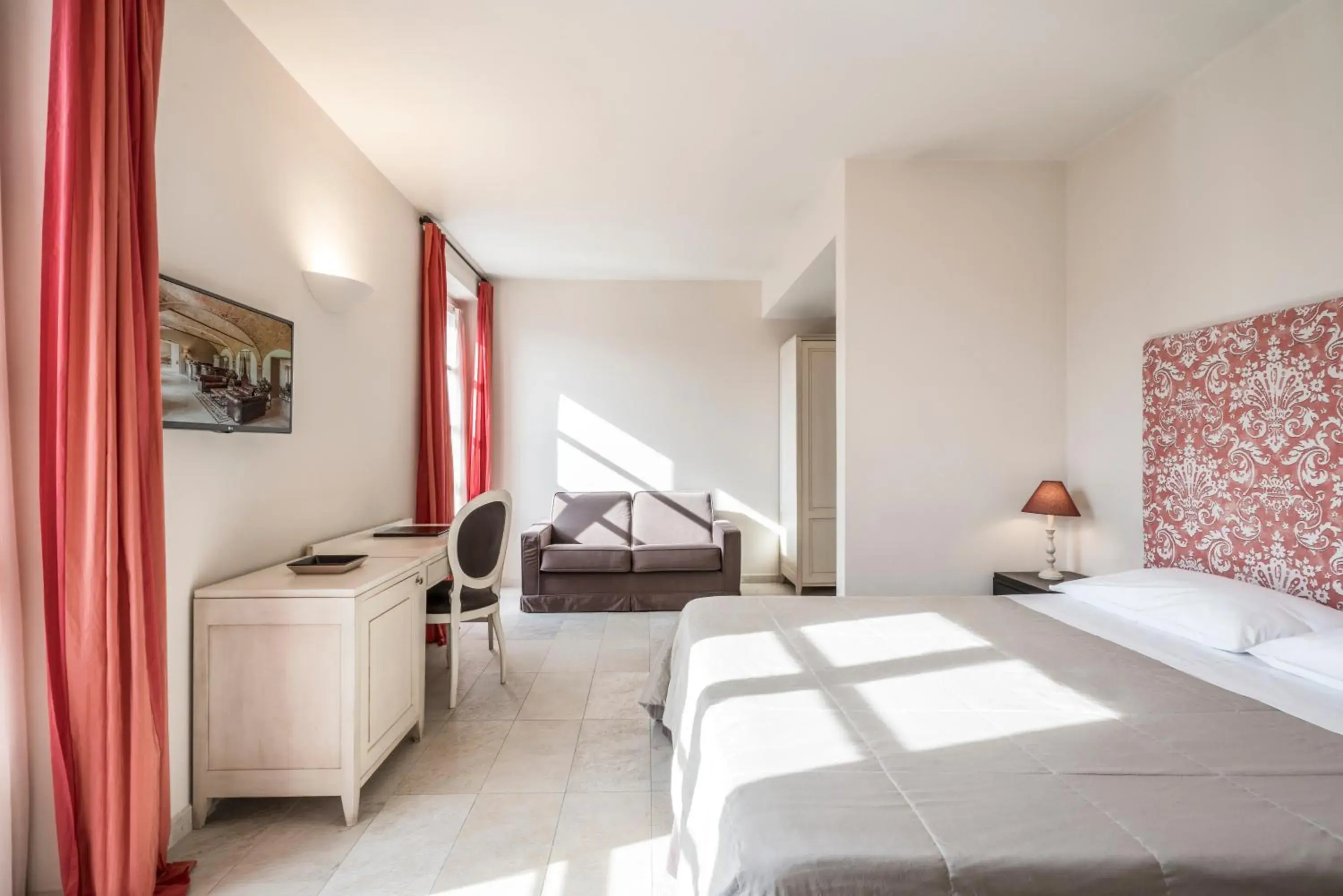 Spring, Bed in Spinerola Hotel in Cascina & Restaurant Uvaspina