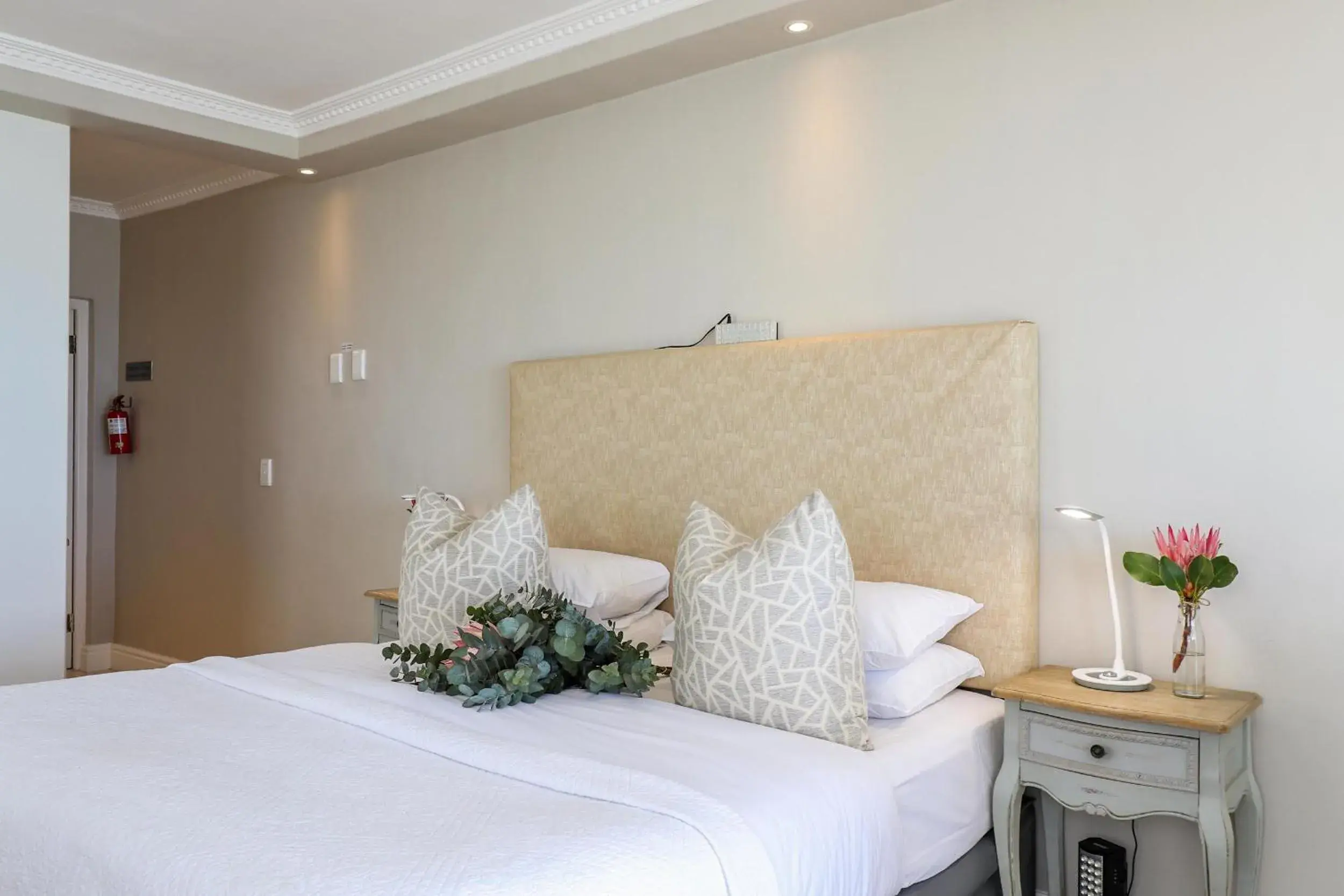 Bedroom, Bed in Hermanus Beachfront Lodge