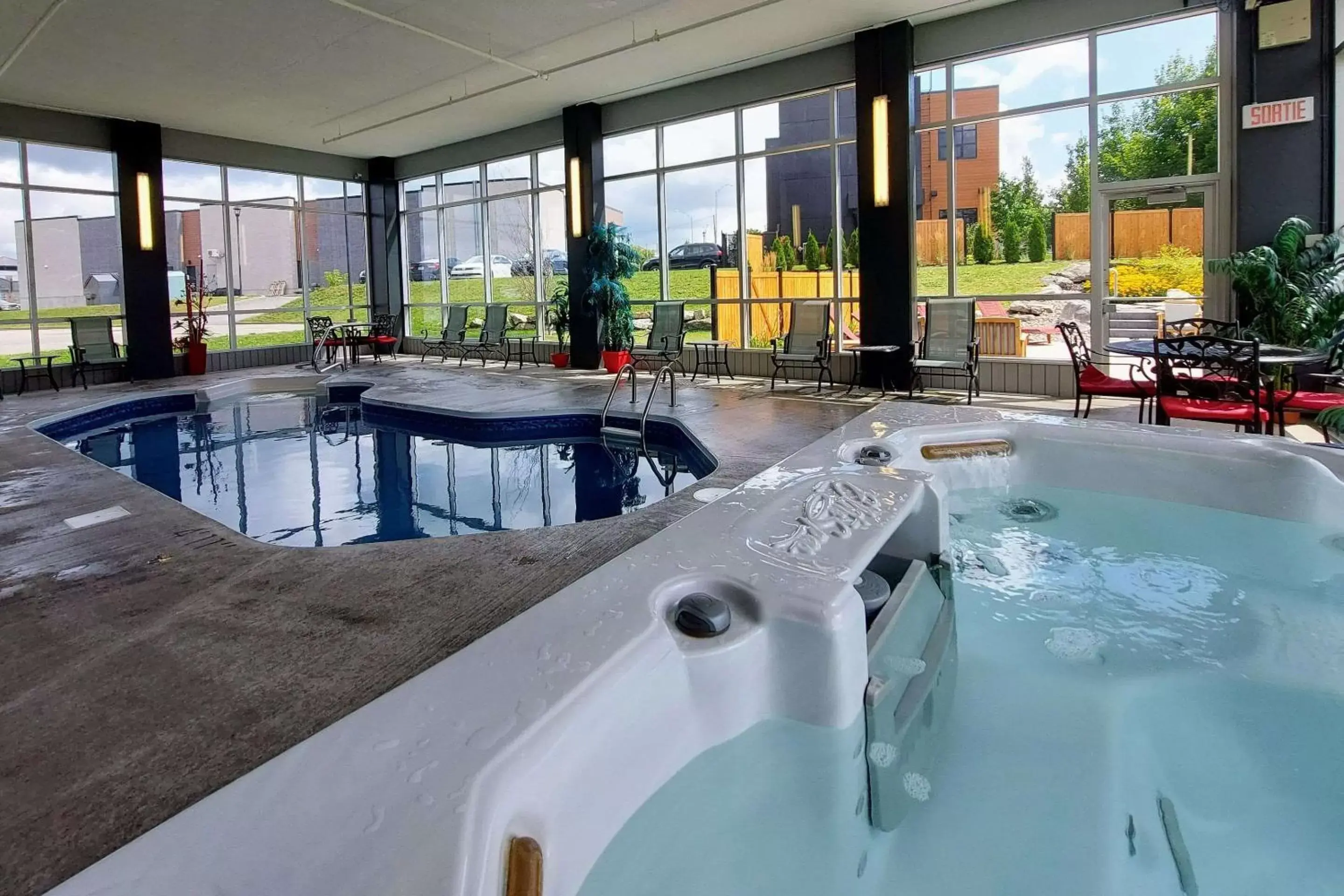 Hot Tub, Swimming Pool in Quality Inn & Suites Victoriaville