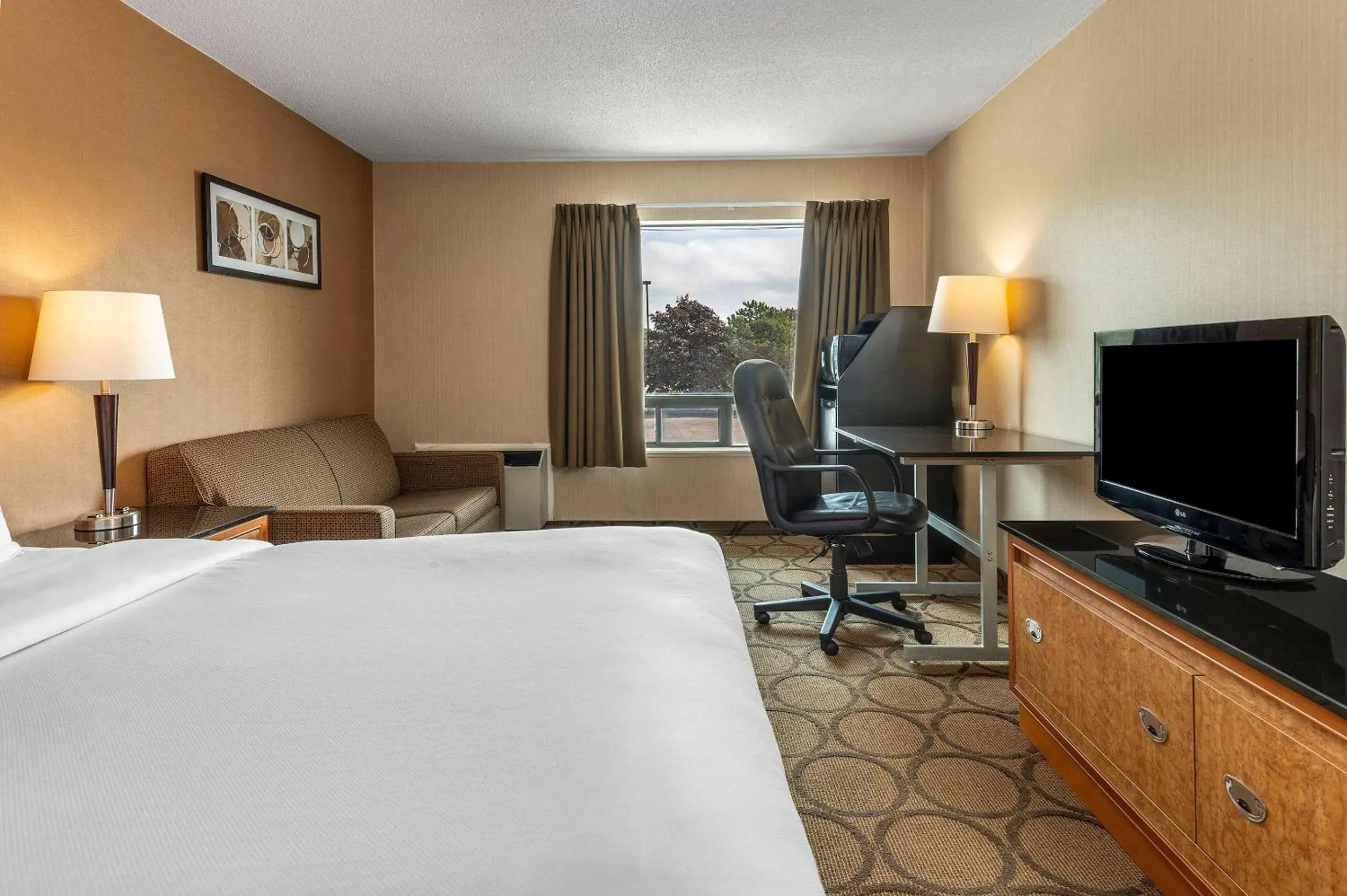 Photo of the whole room, TV/Entertainment Center in Comfort Inn Parry Sound