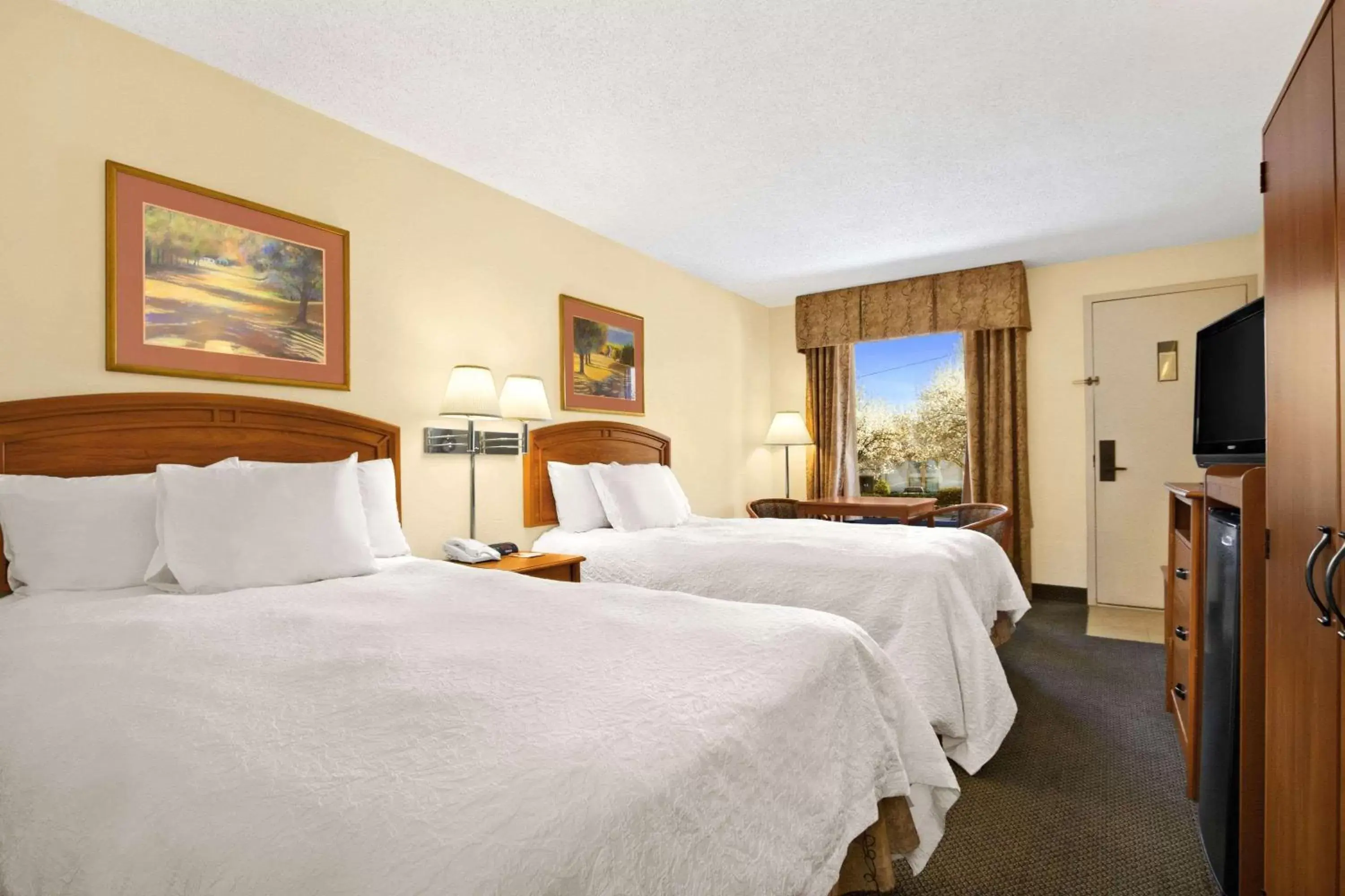 Photo of the whole room, Bed in Howard Johnson by Wyndham Greensboro Near the Coliseum