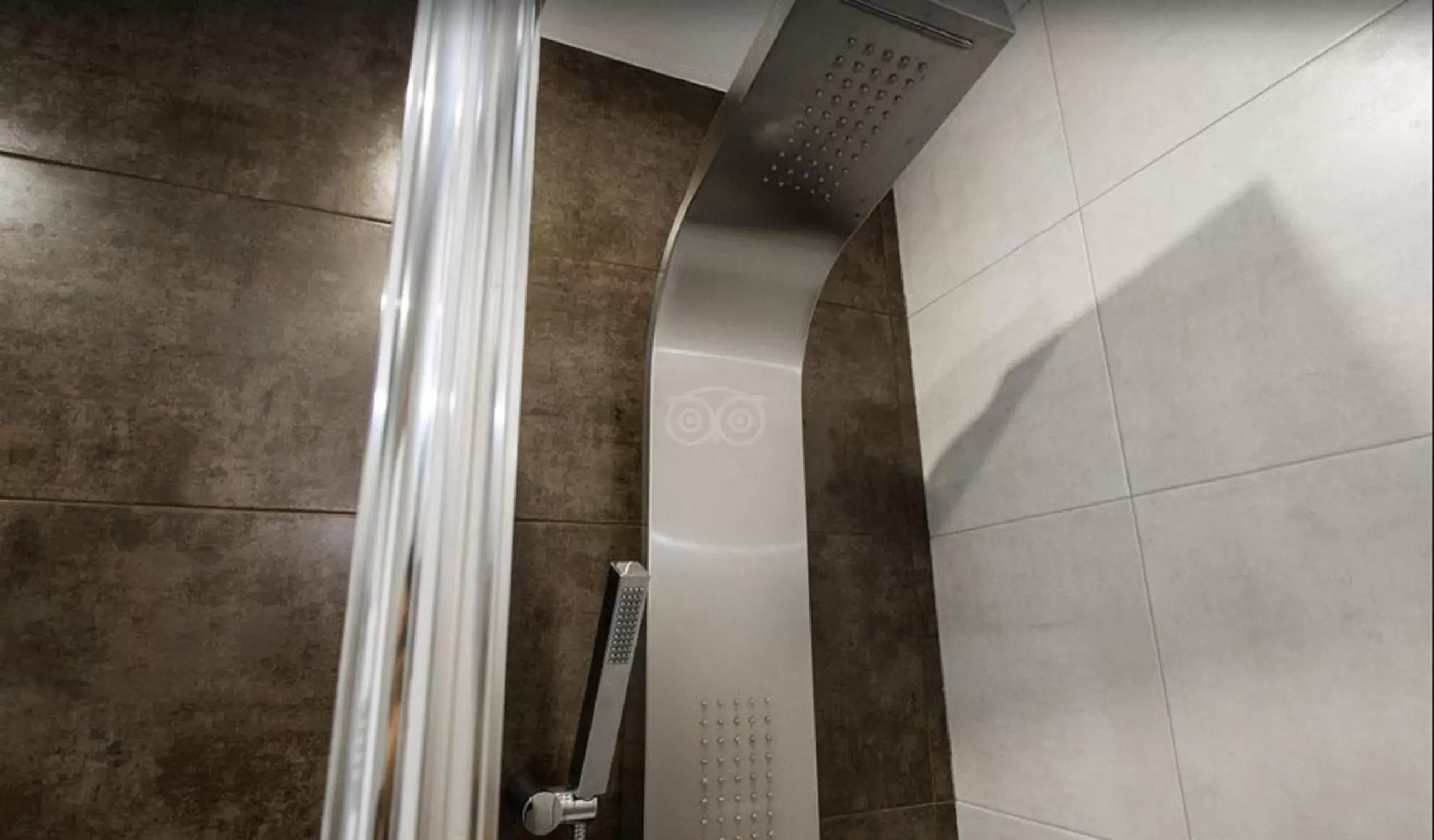 Shower, Bathroom in Hotel Itxas Gain Getaria