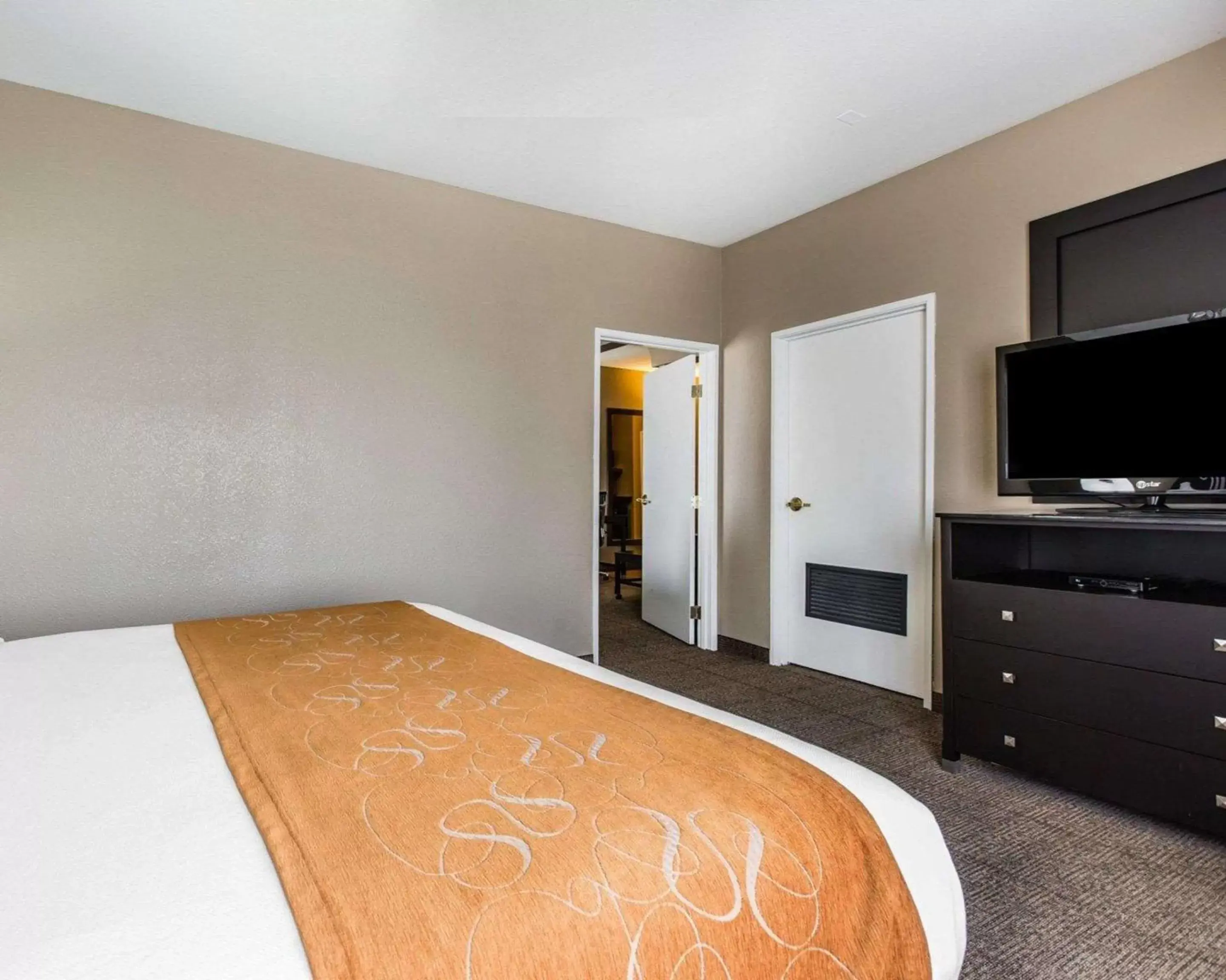 Bedroom, Bed in Comfort Suites Bakersfield Bedroom, Bed in Comfort Suites Bakersfield