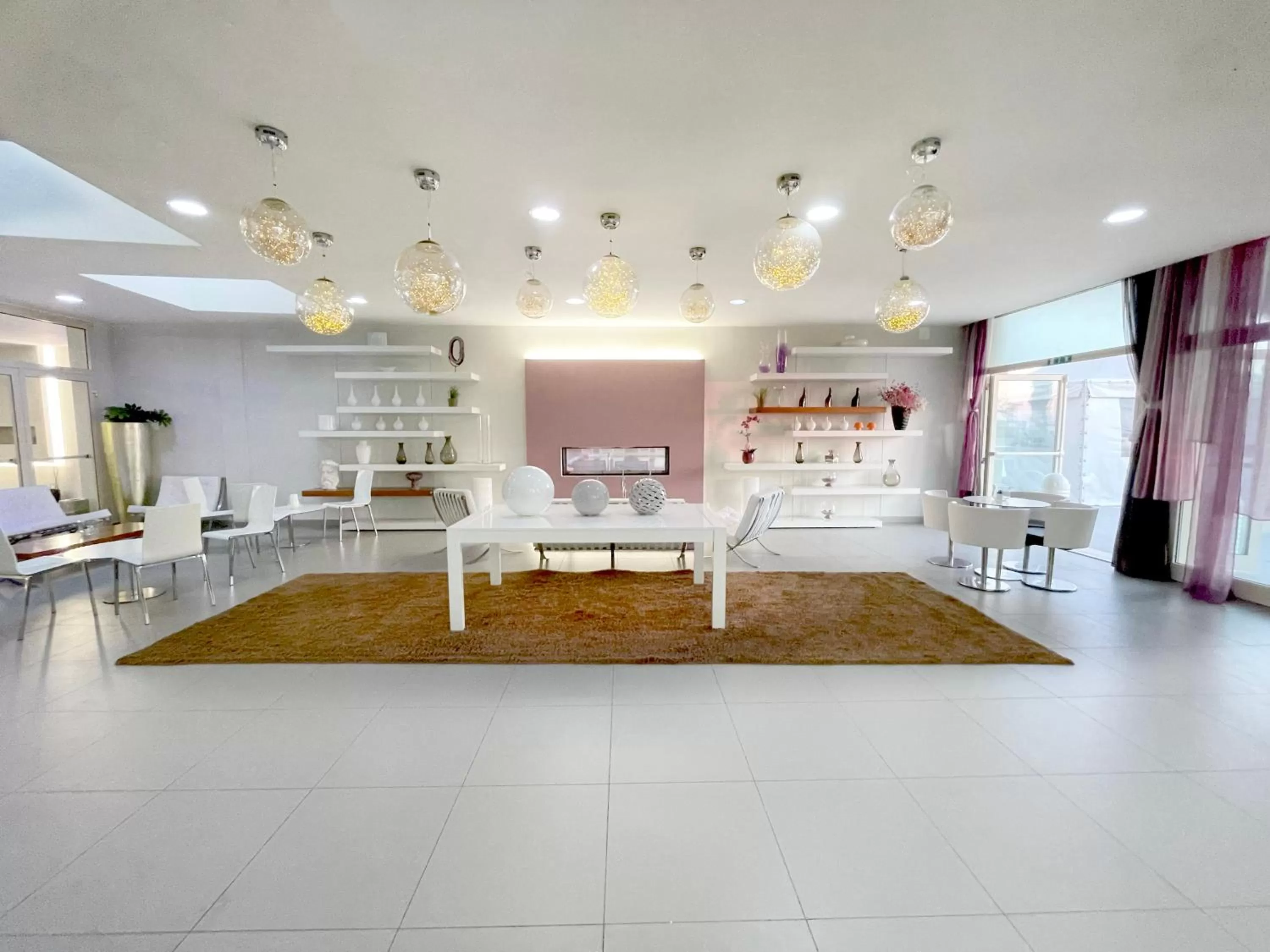 Communal lounge/ TV room in Yes Hotel Touring & SPA