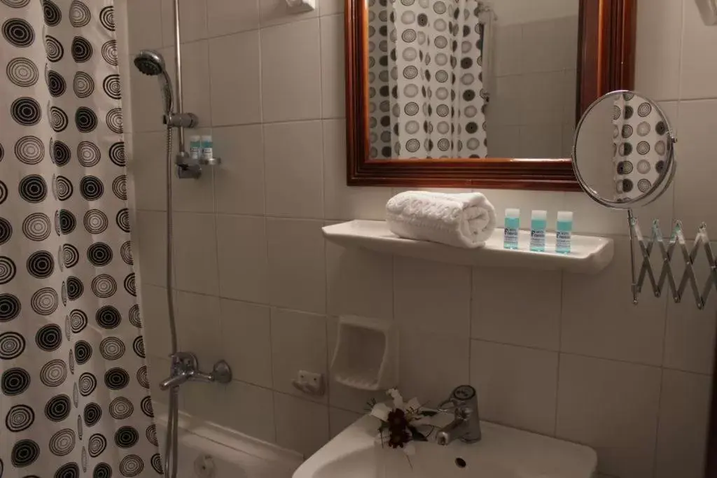 Bathroom in Famissi Hotel