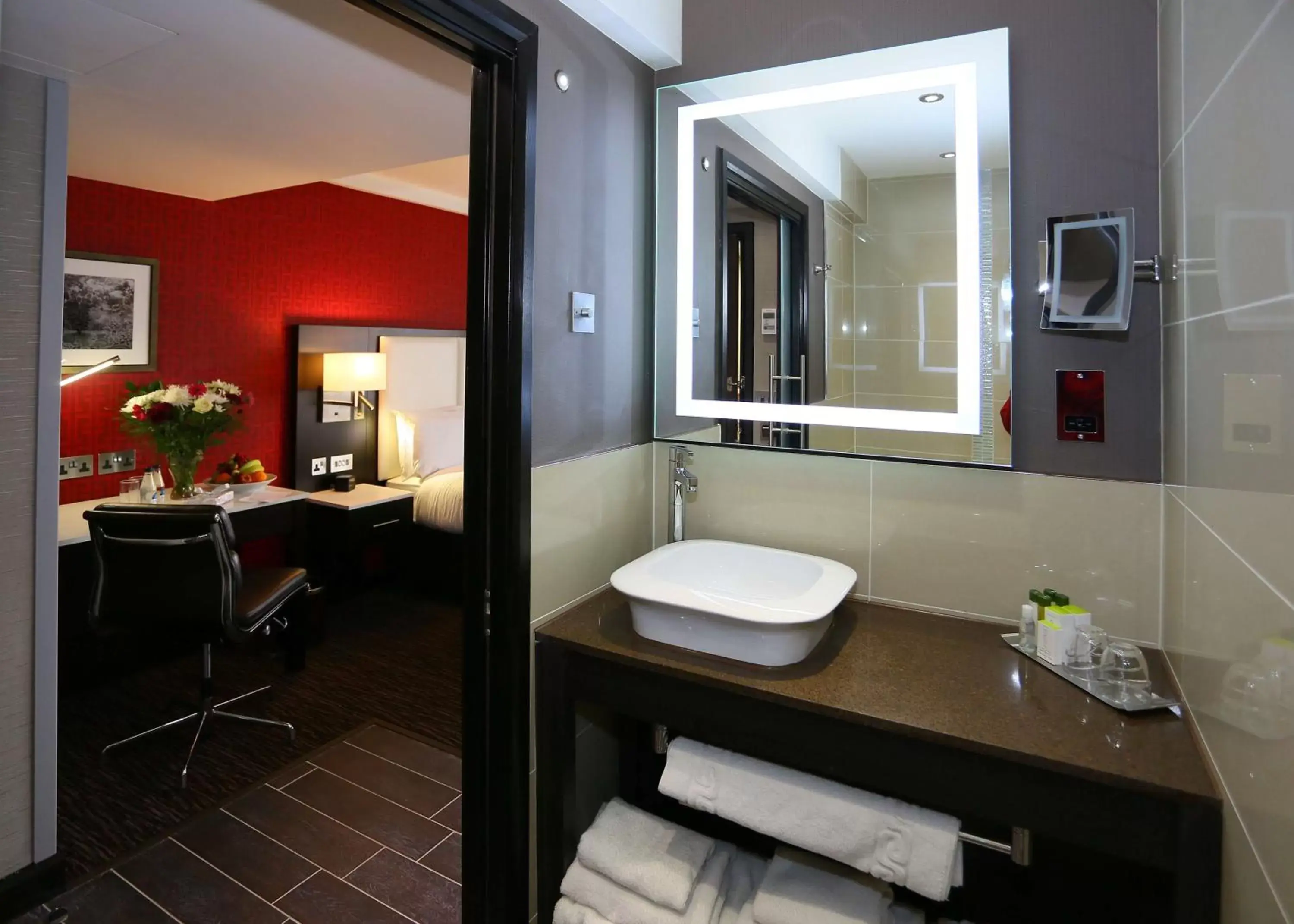 Bedroom, Bathroom in DoubleTree by Hilton Hotel Nottingham - Gateway