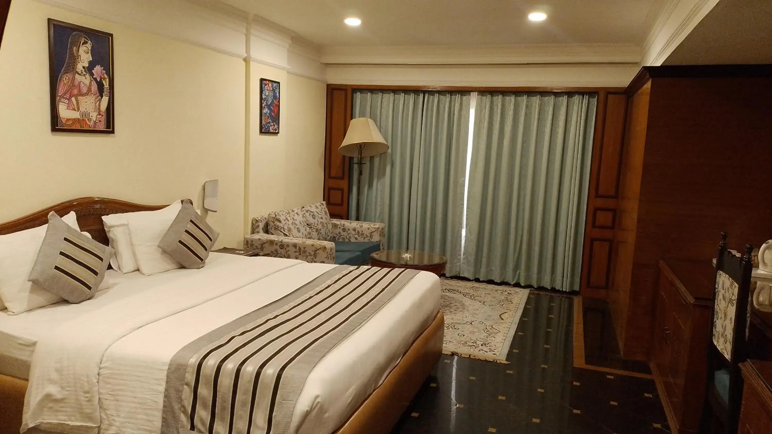 Bedroom, Bed in Empires Hotel