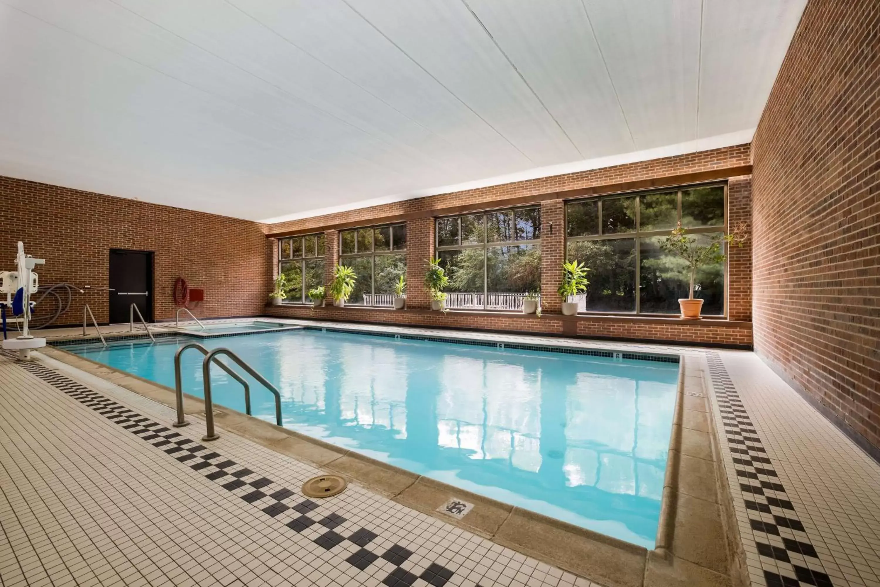 Pool view, Swimming Pool in Best Western Grand Victorian Inn