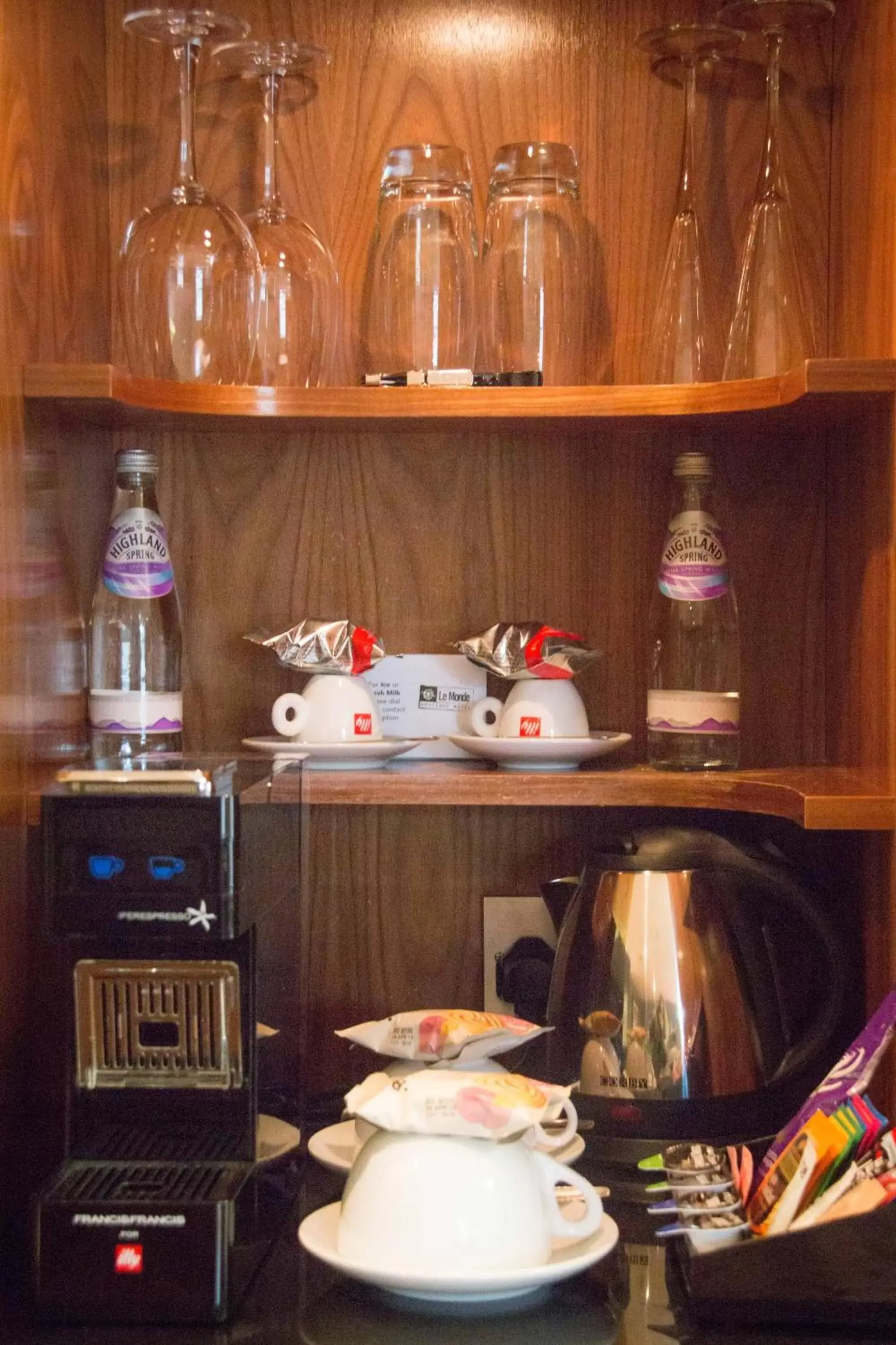 Coffee/tea facilities in Le Monde Hotel