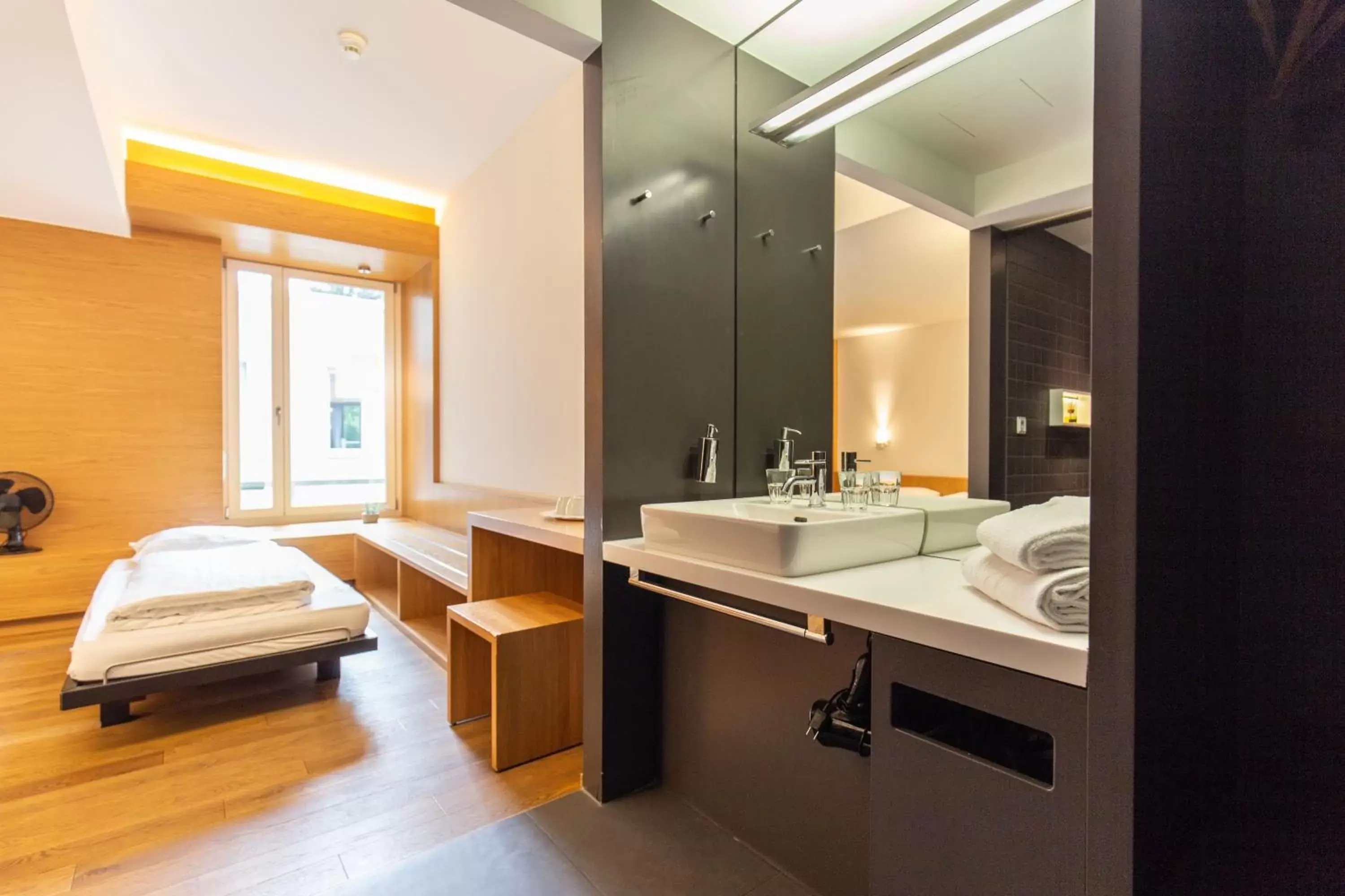 Bed, Bathroom in Hotel & Lounge by Hyve Basel SBB