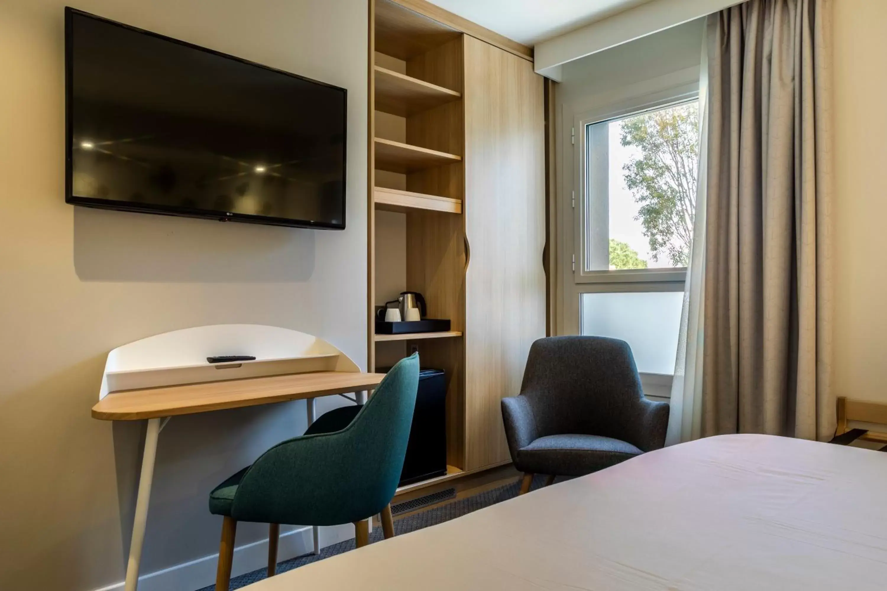 Photo of the whole room, TV/Entertainment Center in Holiday Inn Perpignan, an IHG Hotel