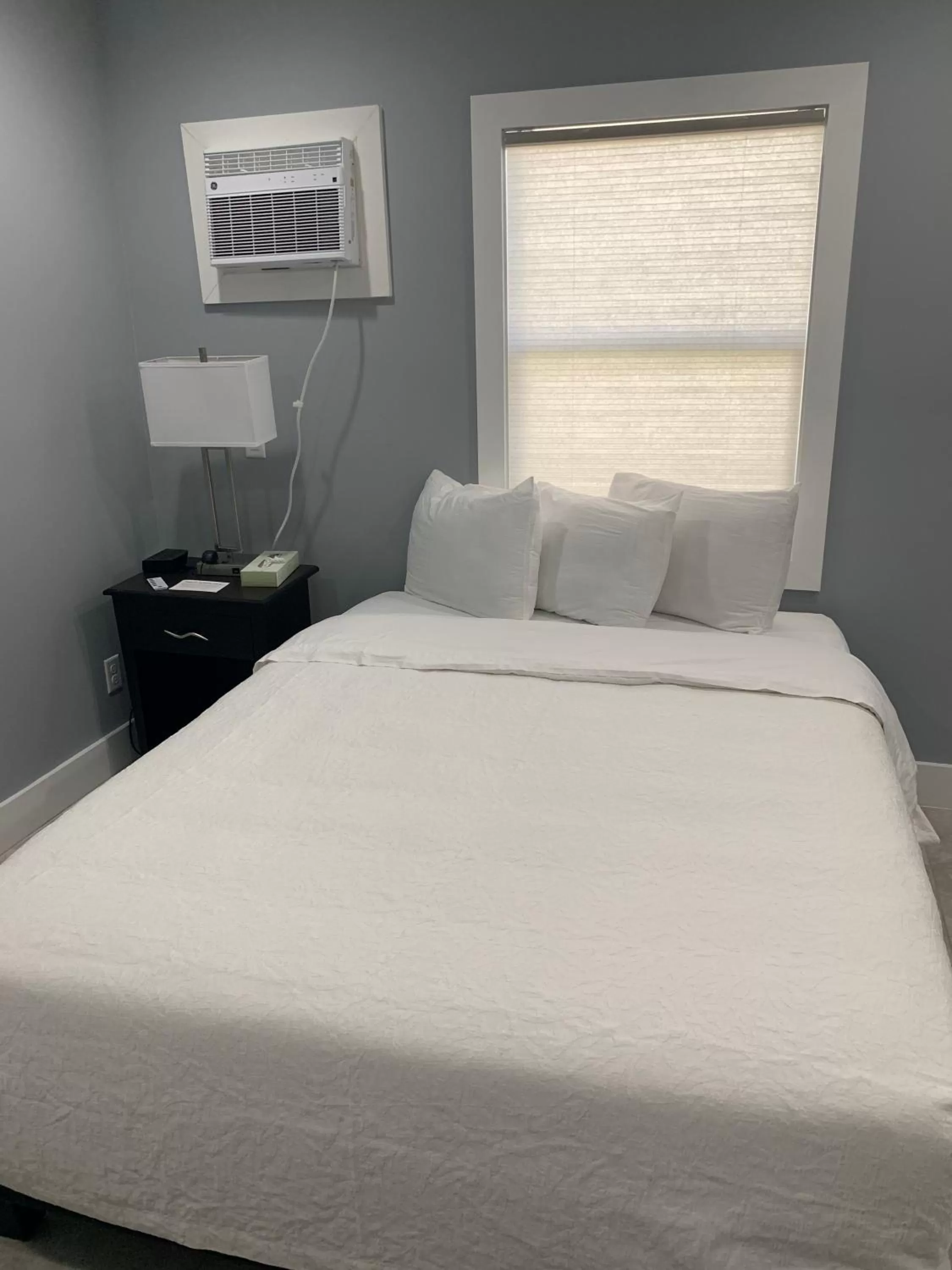 Bed in Everglades City Motel - Everglades Adventures Inn