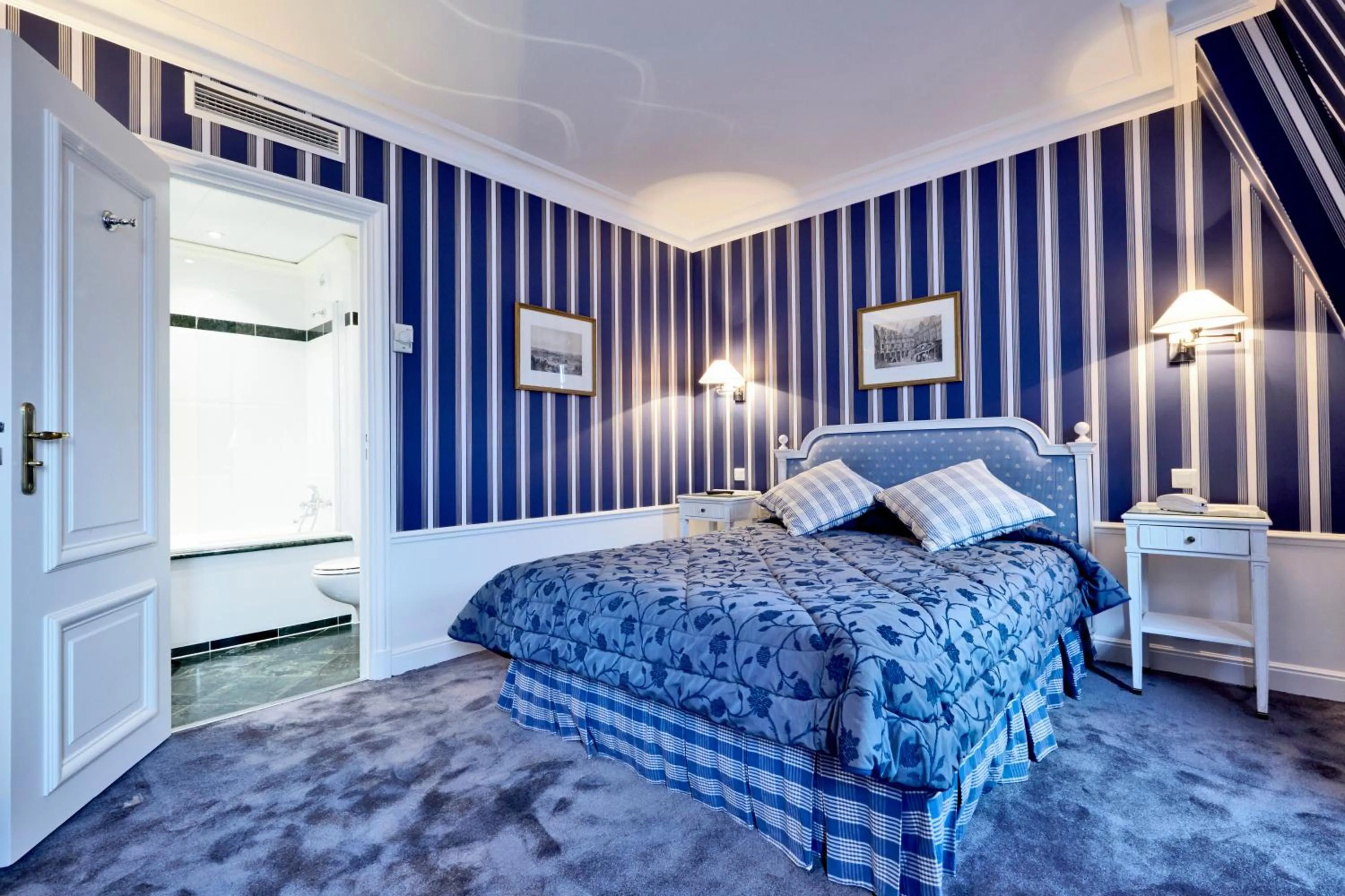 Bed in Golden Tulip Washington Opera