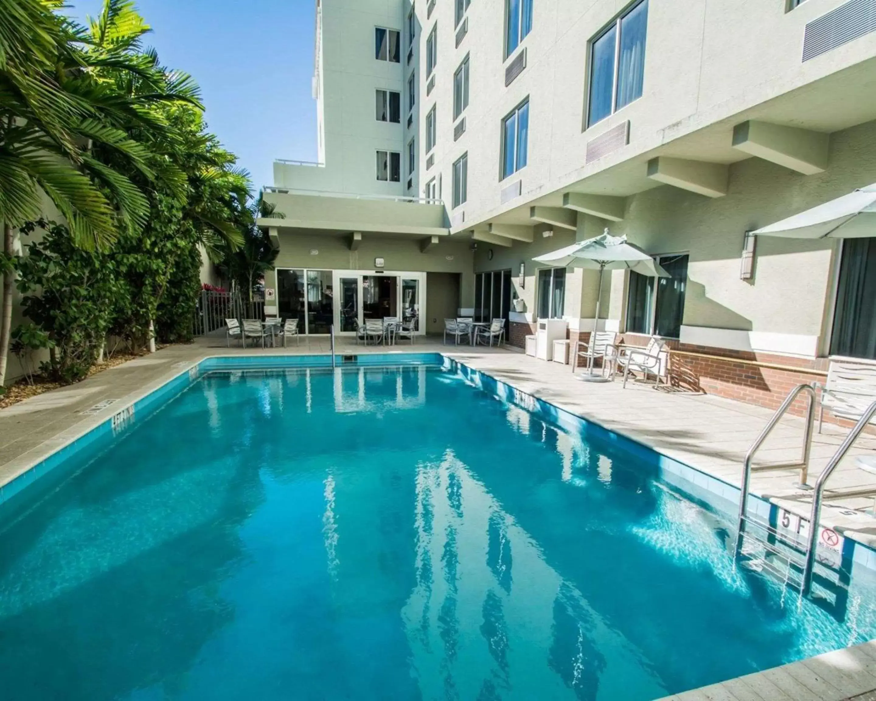 On site, Swimming Pool in Comfort Suites Miami Airport North