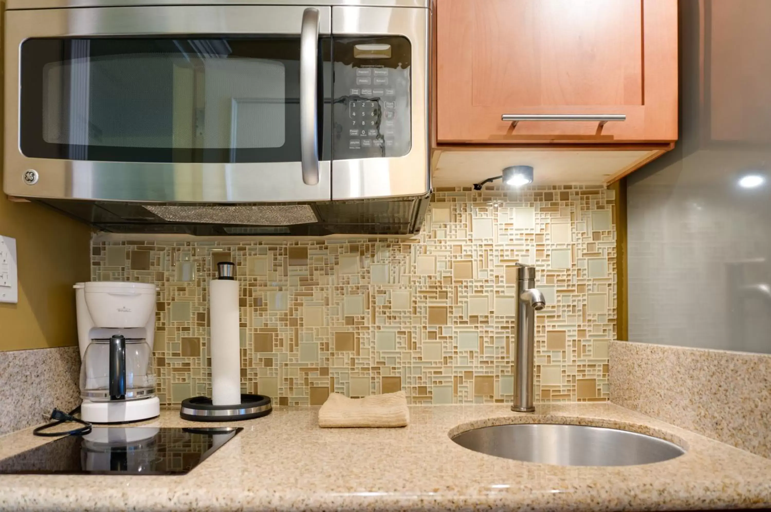 Kitchen or kitchenette, Bathroom in Castle Waikiki Grand Hotel