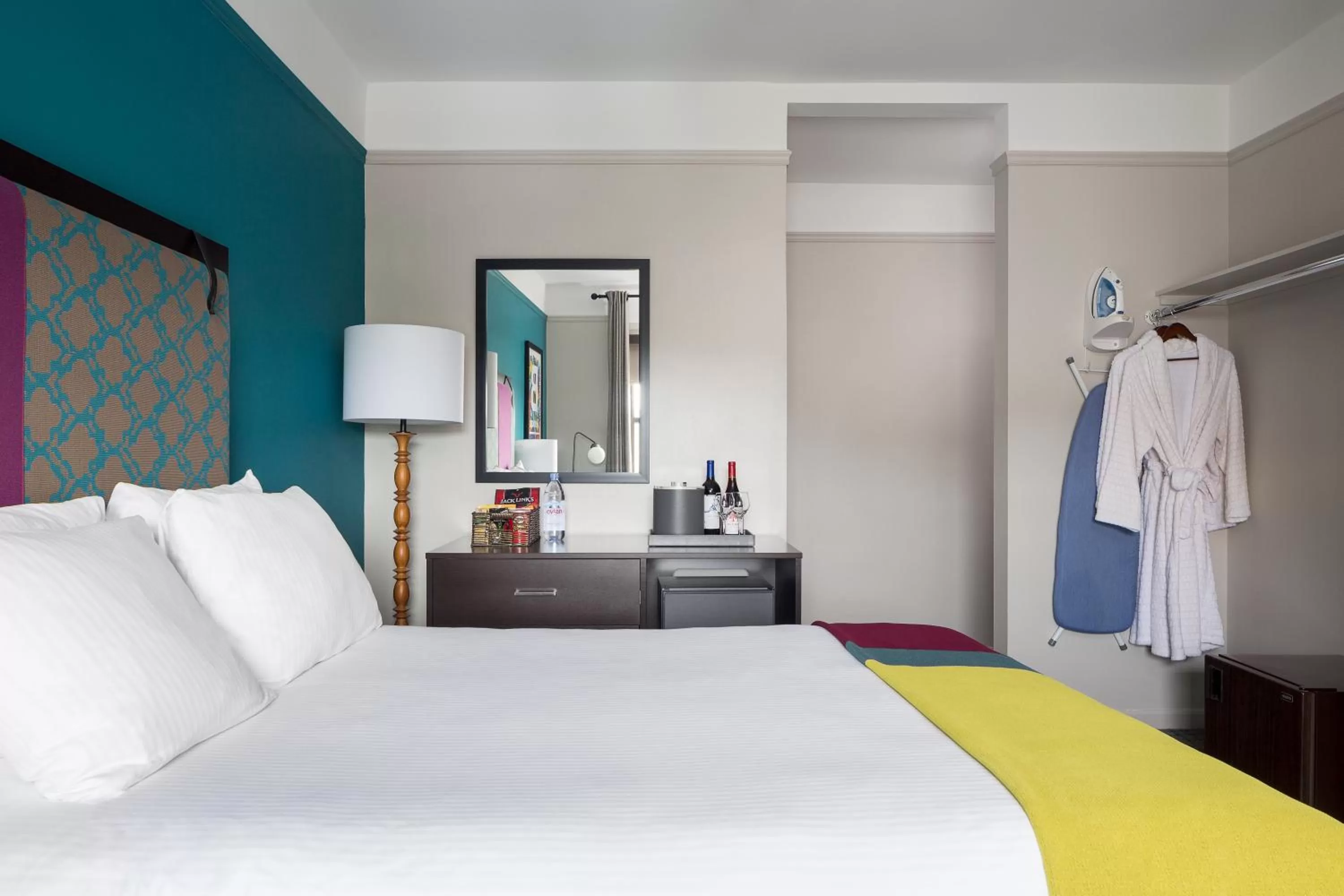 Photo of the whole room, Bed in City Suites Hotel