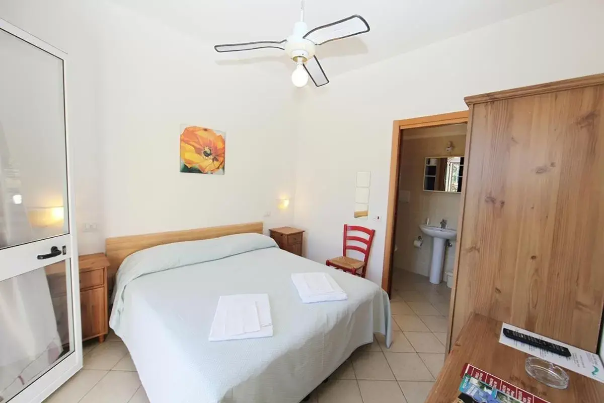 Bathroom, Bed in Hotel Villa Wanda