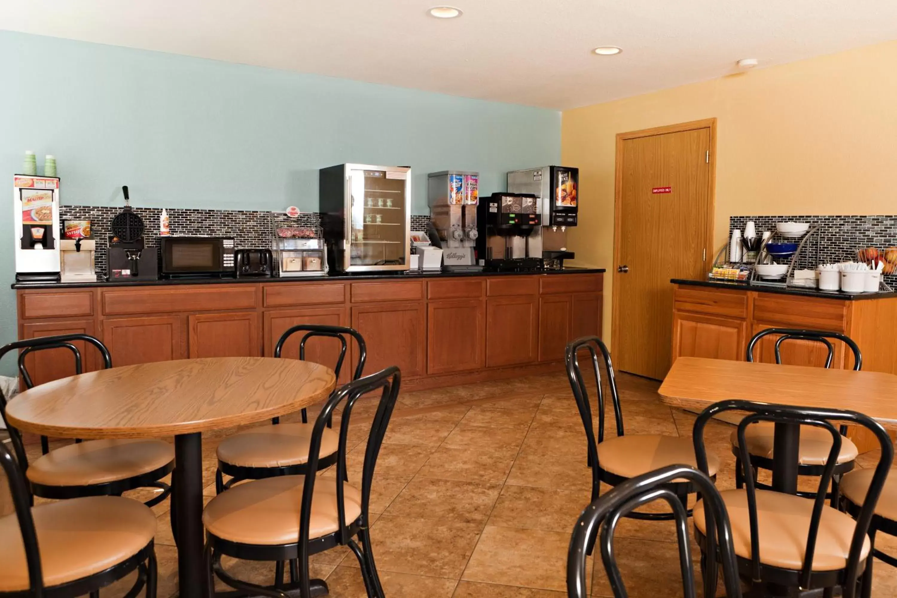 Food and drinks, Restaurant/Places to Eat in Super 8 by Wyndham Wichita Airport West Kellogg