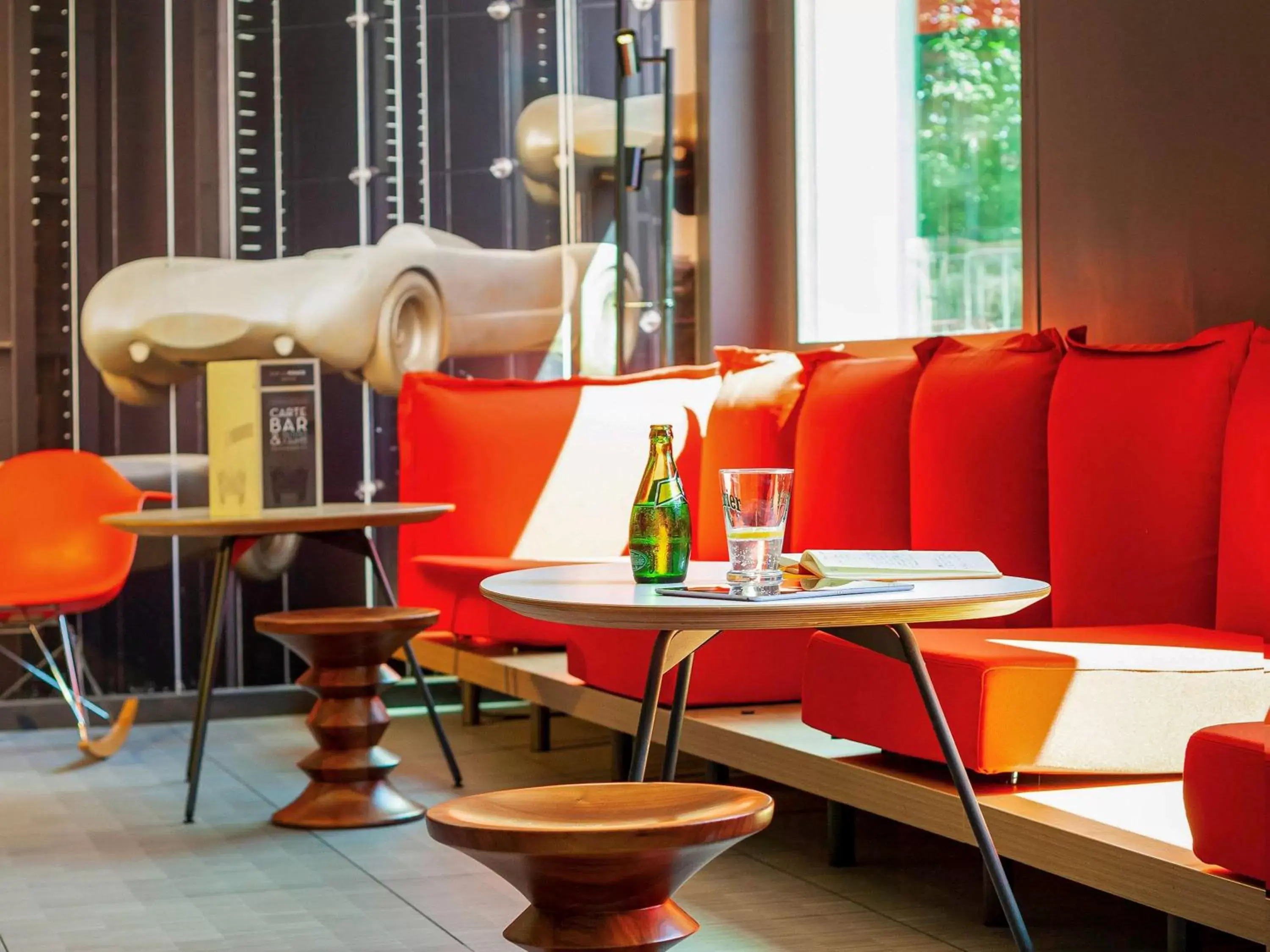 Lounge or bar in ibis Mulhouse Ile Napoleon