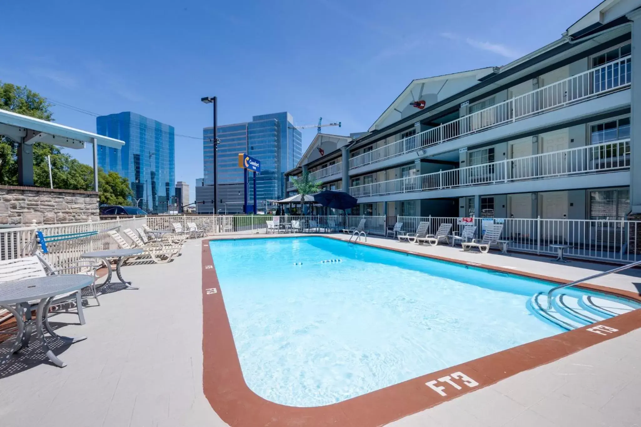 Swimming pool, Property Building in Comfort Inn Downtown Nashville - Music City Center