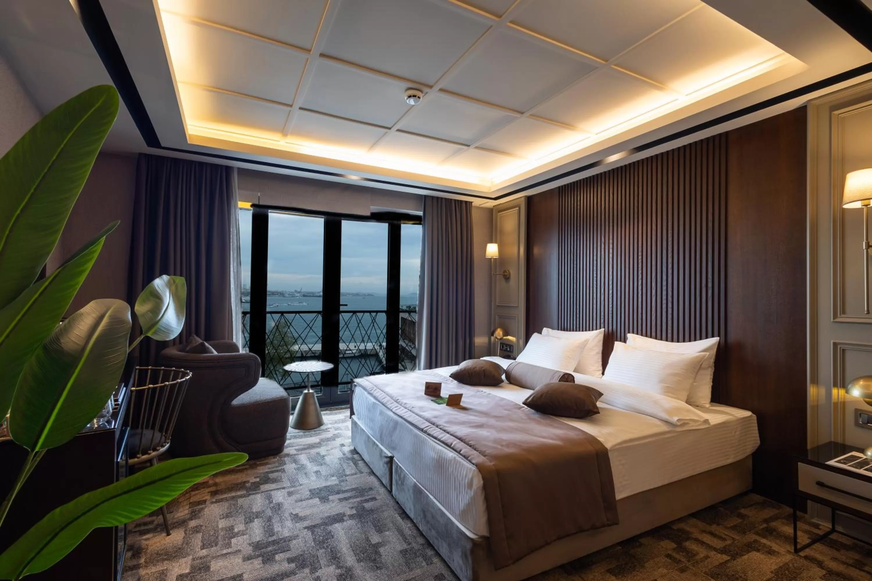 Living room, Bed in Tonight Hotel Port