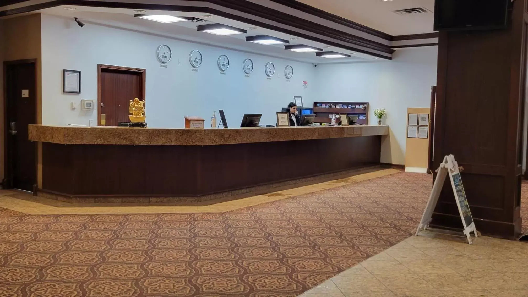 Lobby or reception in DIVYA SUTRA Riviera Plaza and Conference Centre Calgary Airport