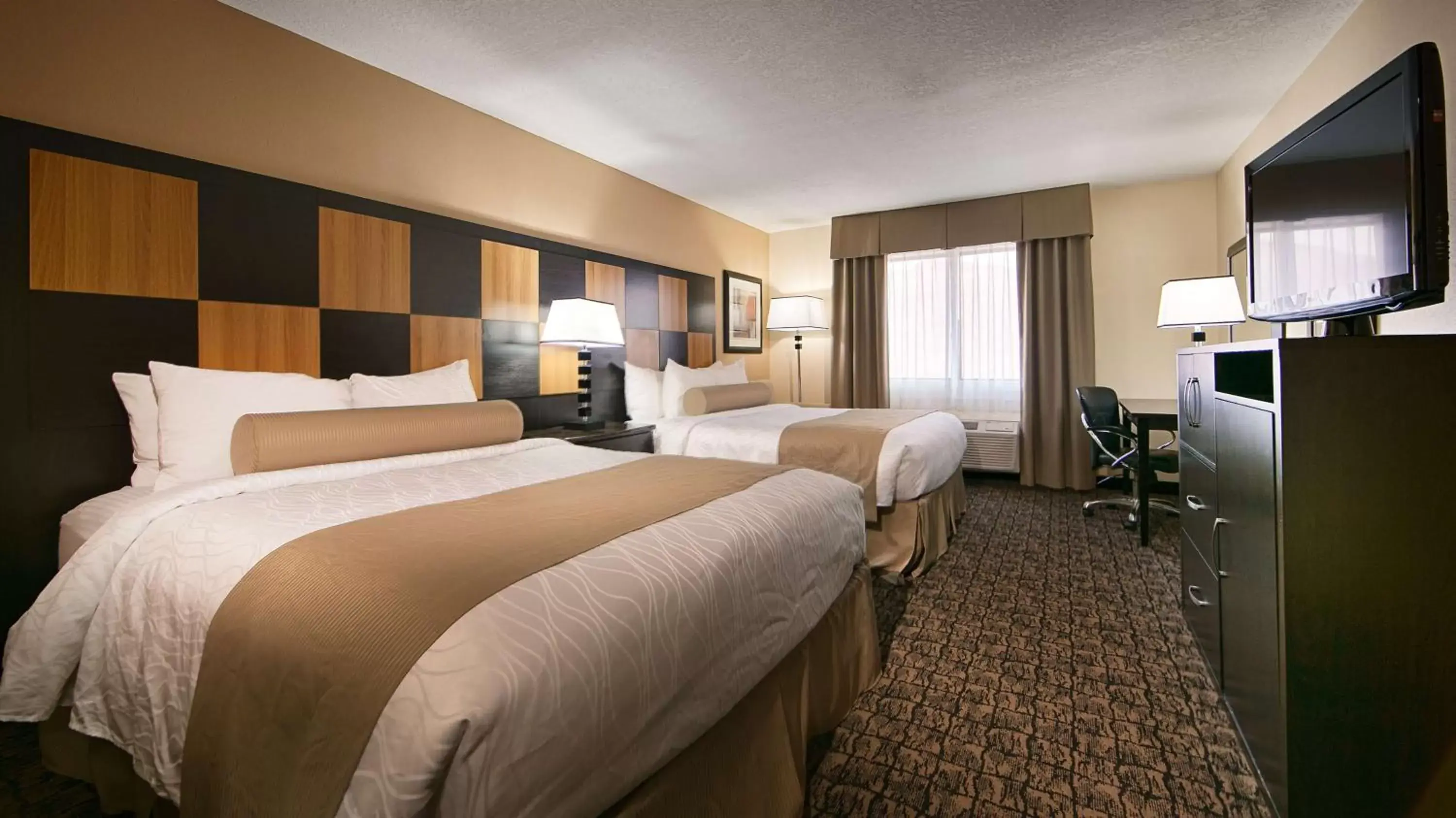 Photo of the whole room, Bed in Best Western Plus - Wendover Inn Photo of the whole room, Bed in Best Western Plus - Wendover Inn